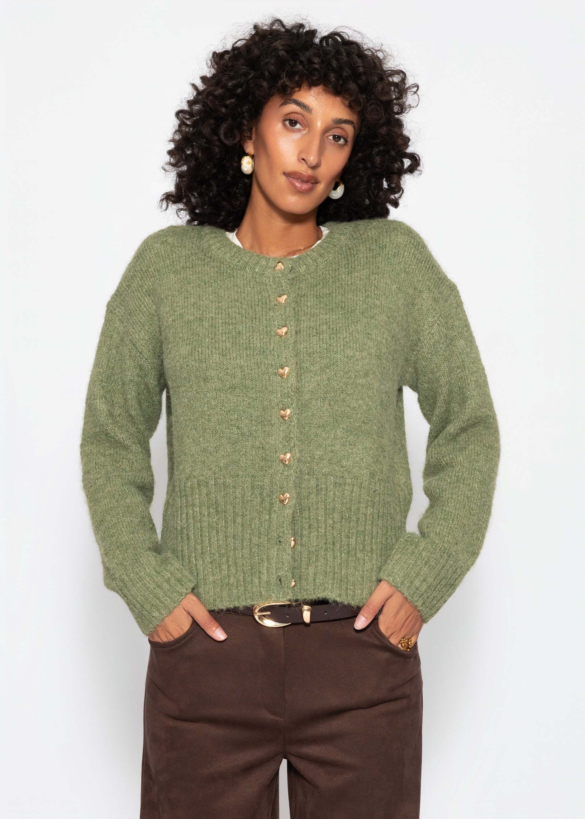 SASSYCLASSY Strickjacke »Strickjacke mit Herzknöpfen« Weicher Cardigan mit Rippbündchen an Ärmeln und Saum und Rundhals