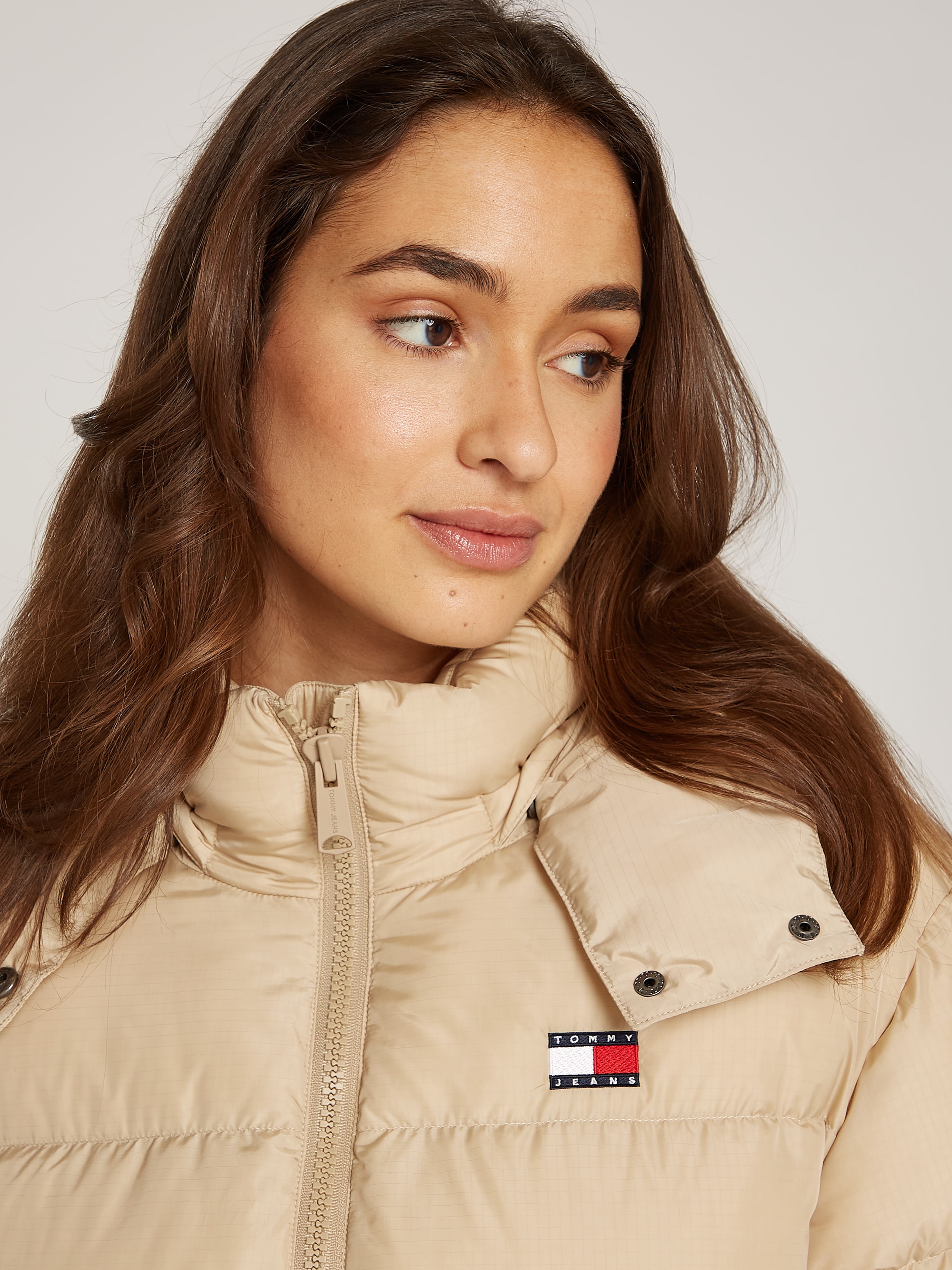 Tommy Jeans Steppjacke »TJW ALASKA PUFFER EXT«, mit Kapuze, mit Logostickereien