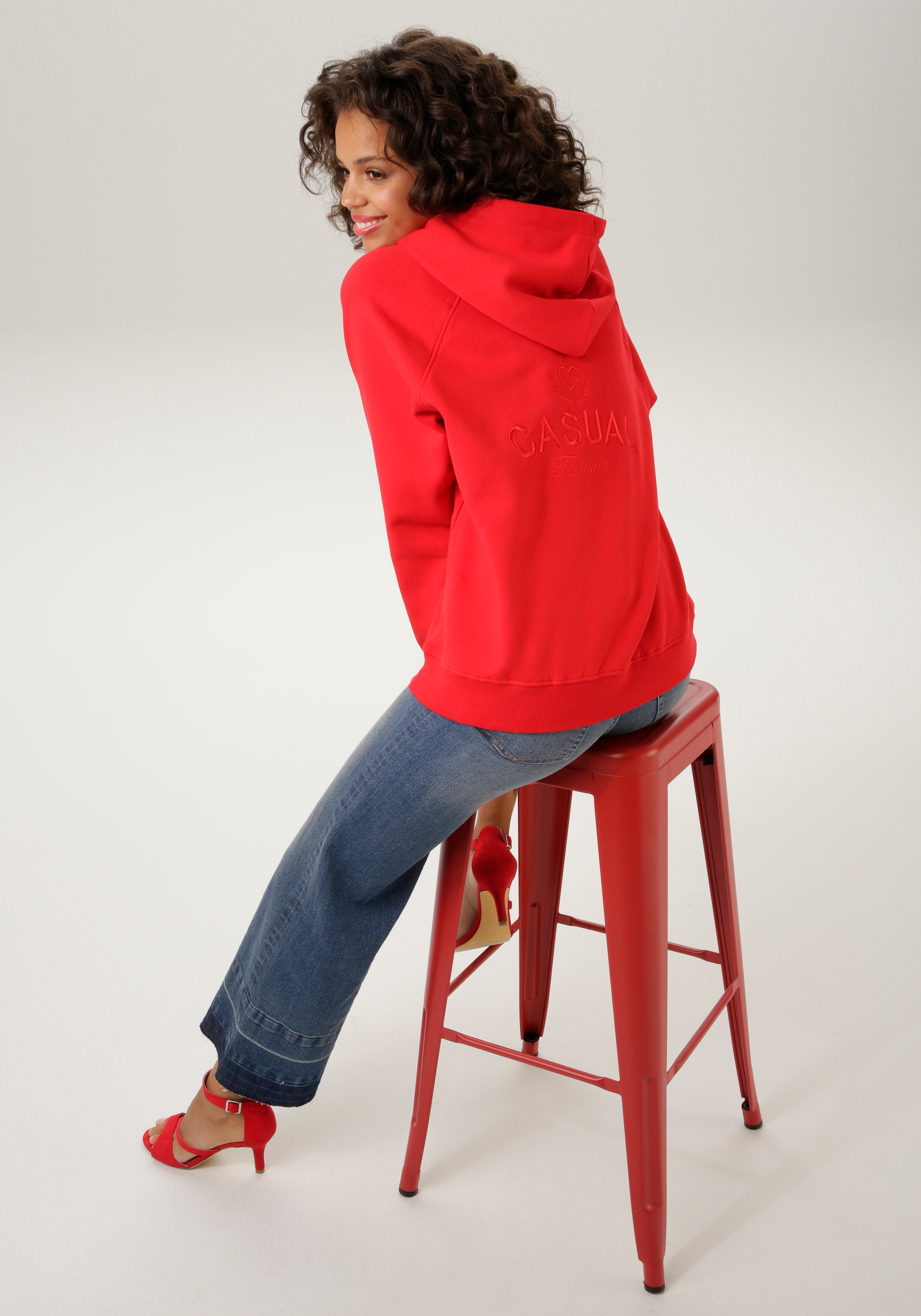 Aniston CASUAL Sweatshirt, mit dekorativ besticktem Rücken - NEUE KOLLEKTION