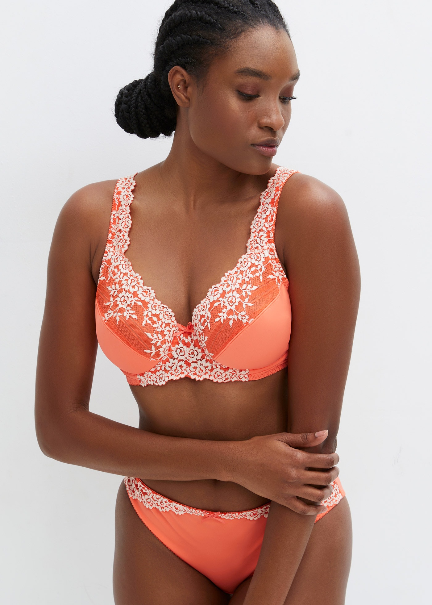 bonprix Bügel-BH »Bügel-BH mit zarter Spitze (2er Pack)« Packung, 2 Stk. mit Haken & Ösen Verschluss, Bügel-BH, mit zarter Spitze