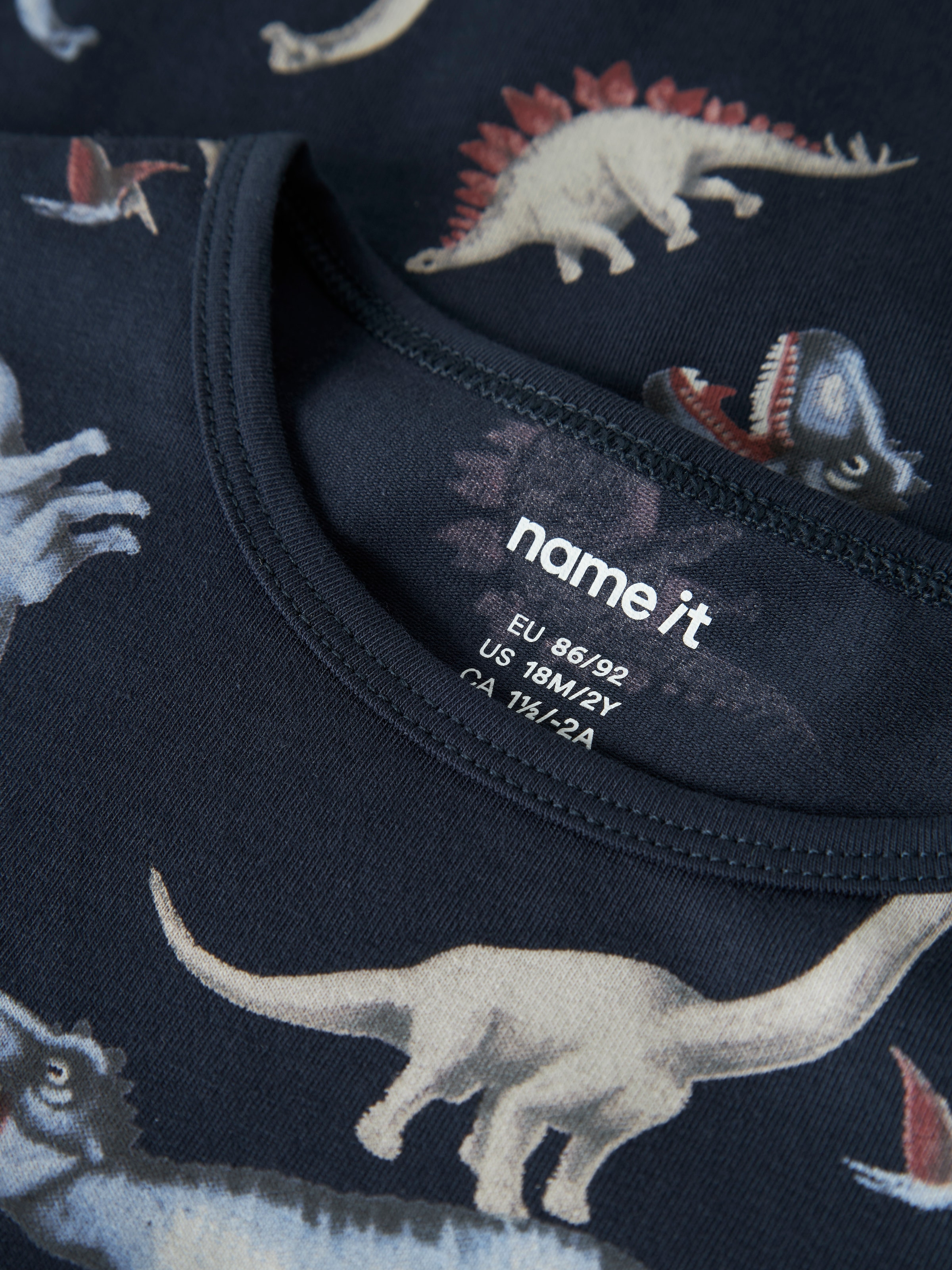 Name It Schlafanzug »NMMNIGHTSET NAVY DINO NOOS« Set, 2 Baumwollmischung, Oberteil mit Dino Druck
