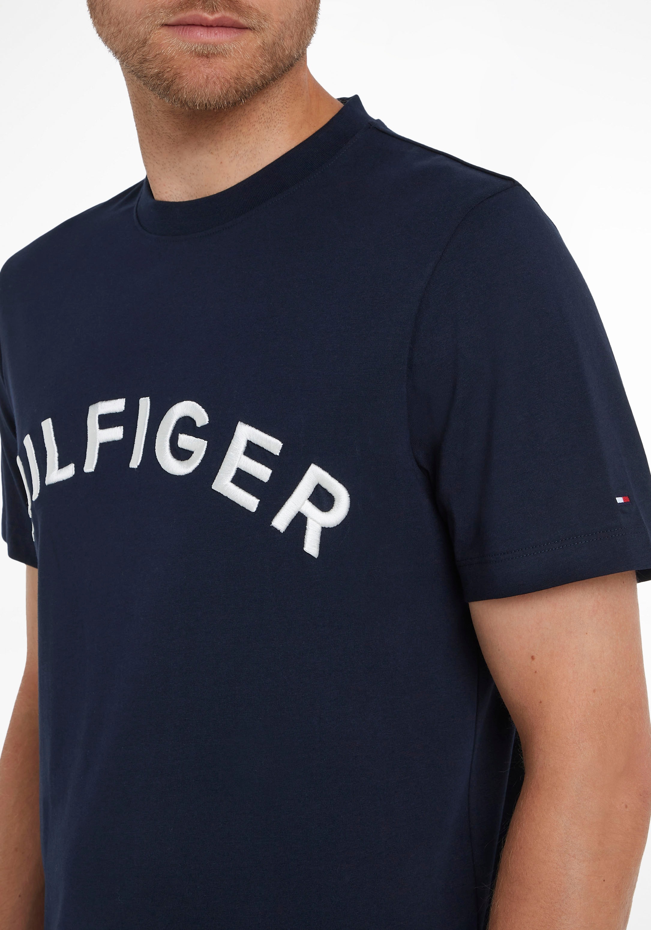 Tommy Hilfiger Rundhalsshirt »HILFIGER ARCHED TEE«, mit 3D-Stickerei auf  der Brust online bestellen bei OTTO | T-Shirts