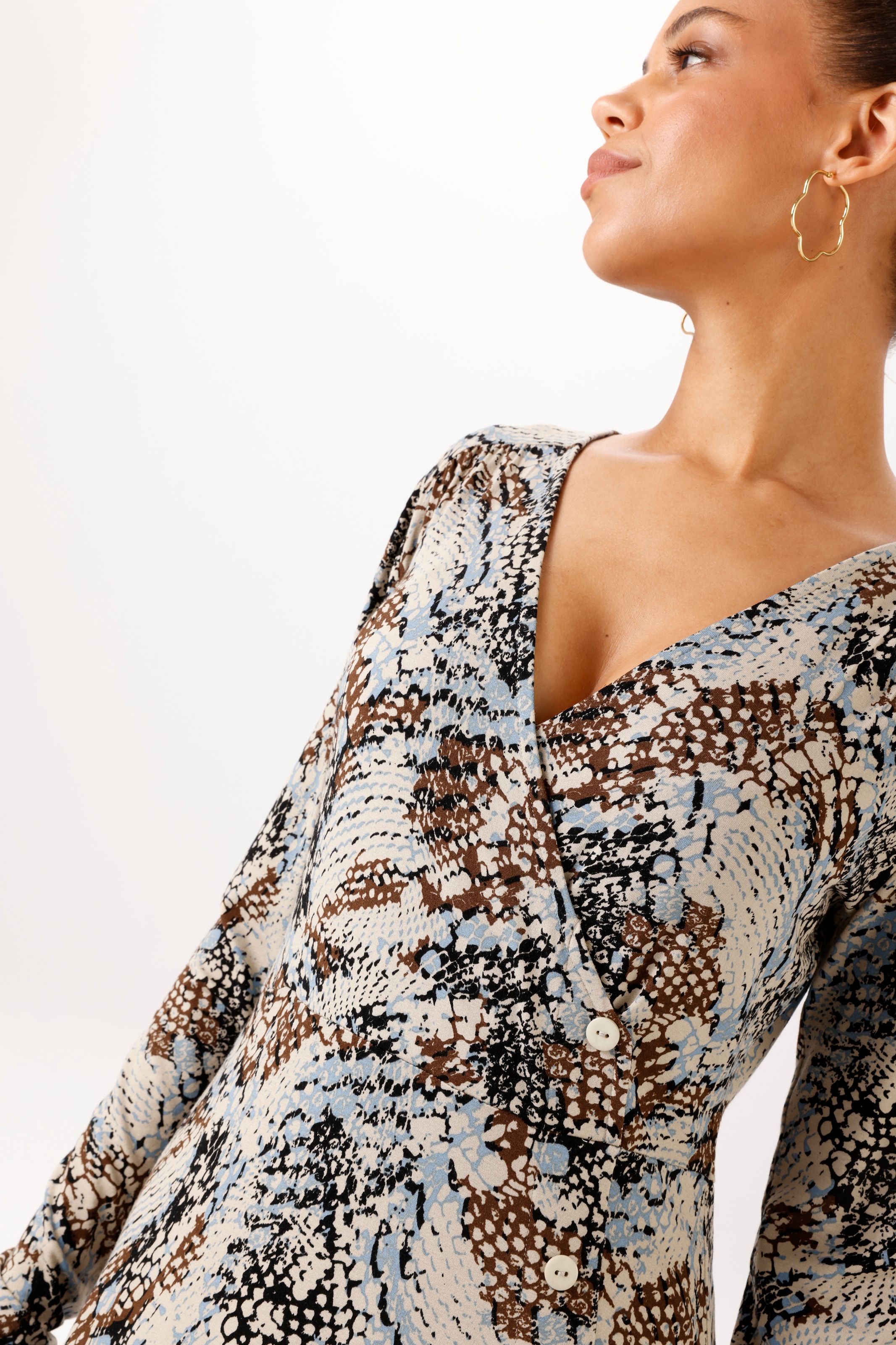 Aniston CASUAL Jerseykleid mit trendfarbenem, grafischen Muster bedruckt - NEUE KOLLEKTION