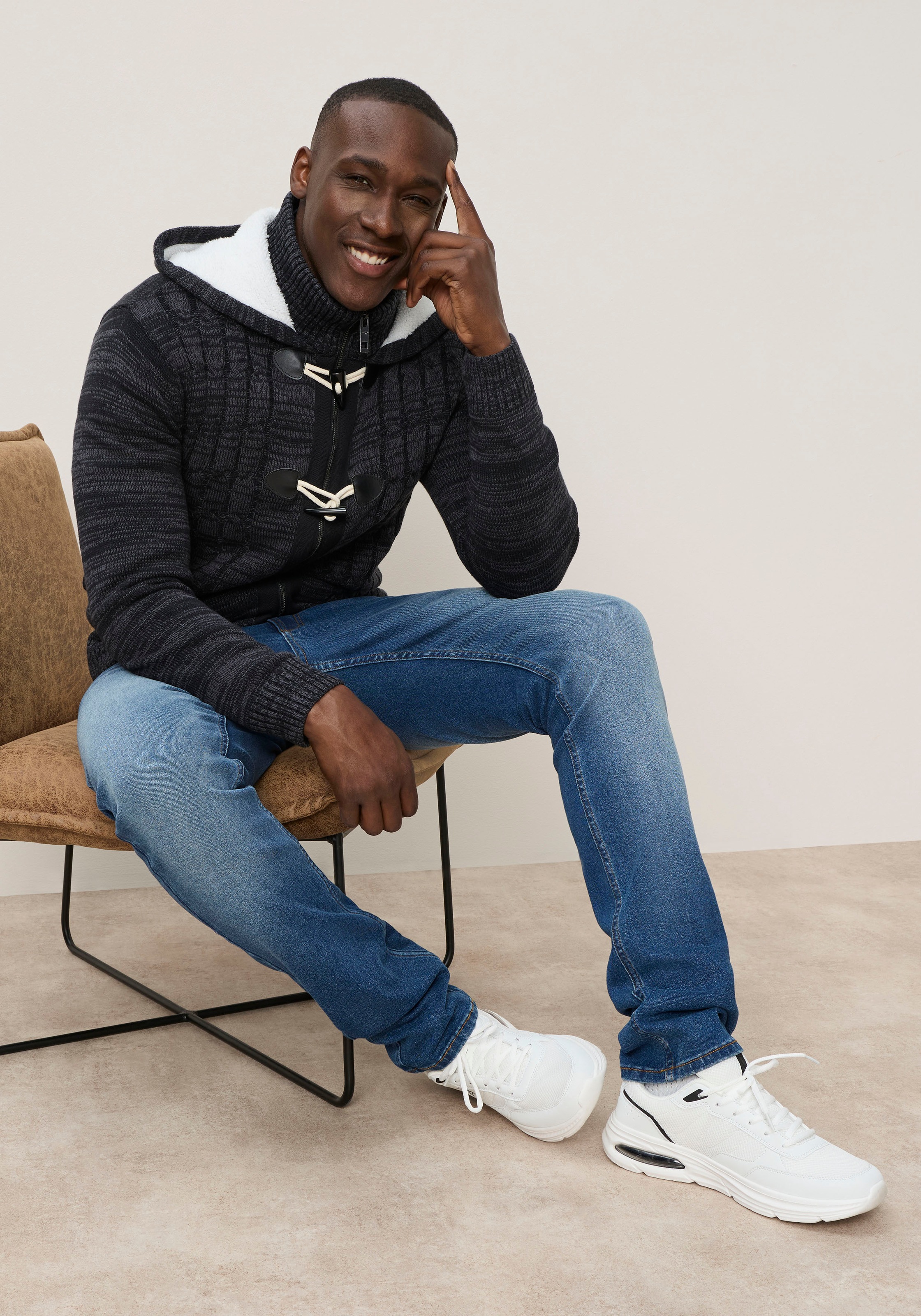 KangaROOS Kapuzenstrickjacke mit Reißverschluss und Knebelknopfverschluss, Regular Fit, Langarm