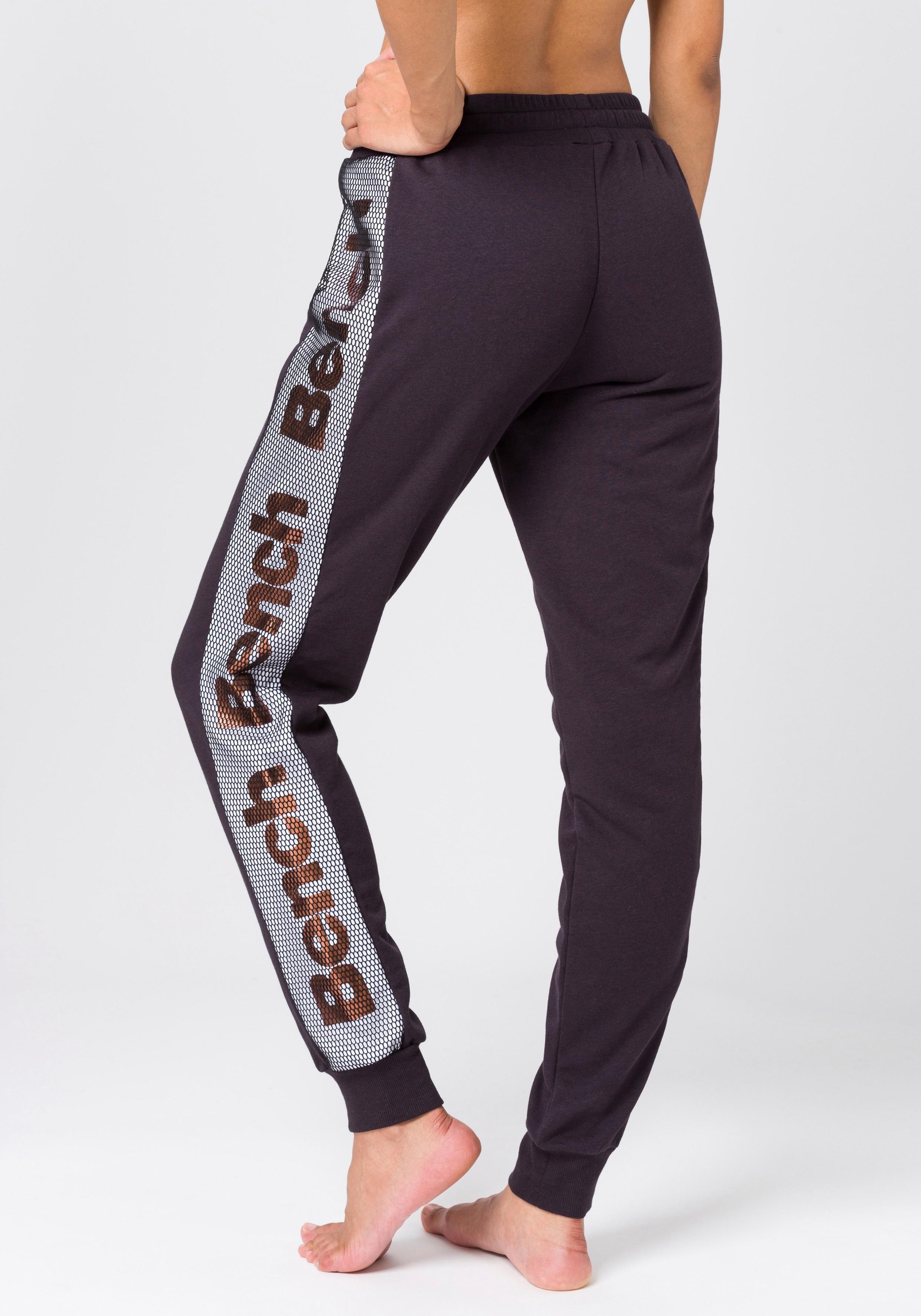 Bench. Relaxhose, mit seitlichem Labeldruck und Mesh