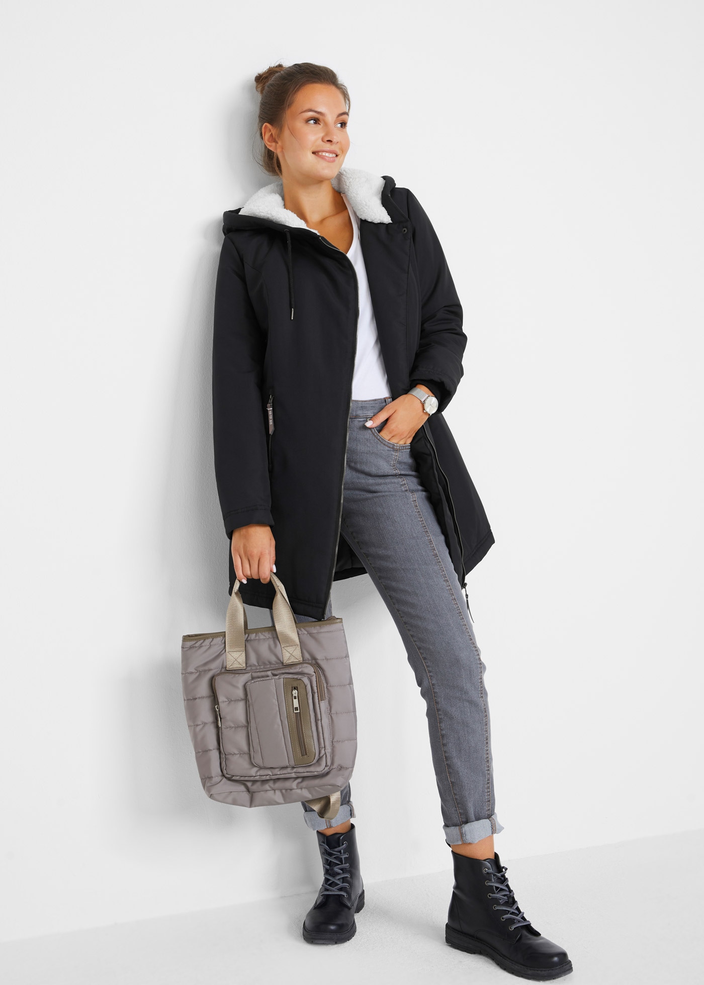 bonprix Allwetterjacke mit Kapuze mit gefütterter Kapuze und Teddyfell, Slim fit