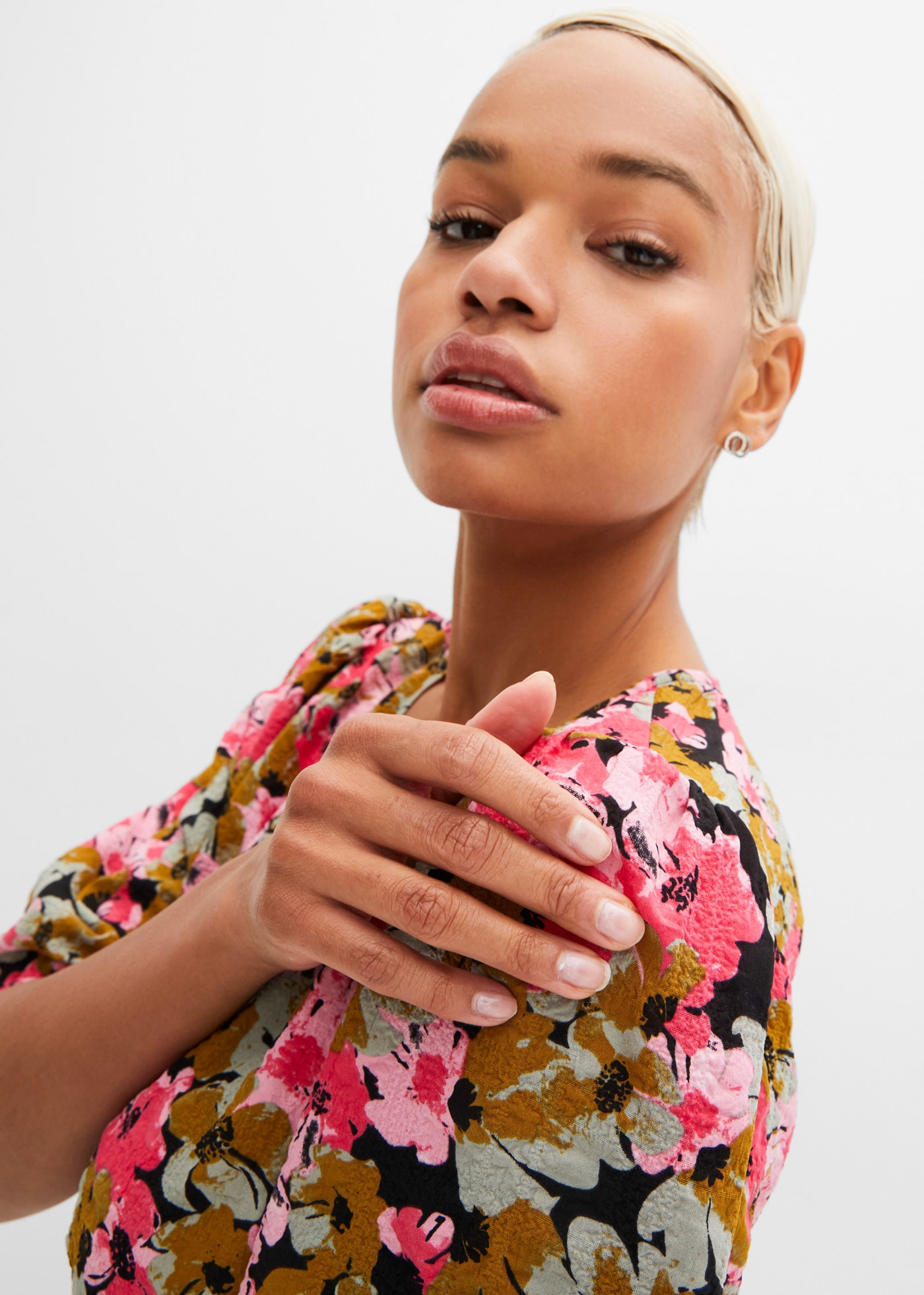 bonprix Midikleid für Casualmode, aus Viskose und Polyamid, A-Linie, mit kurzem Arm