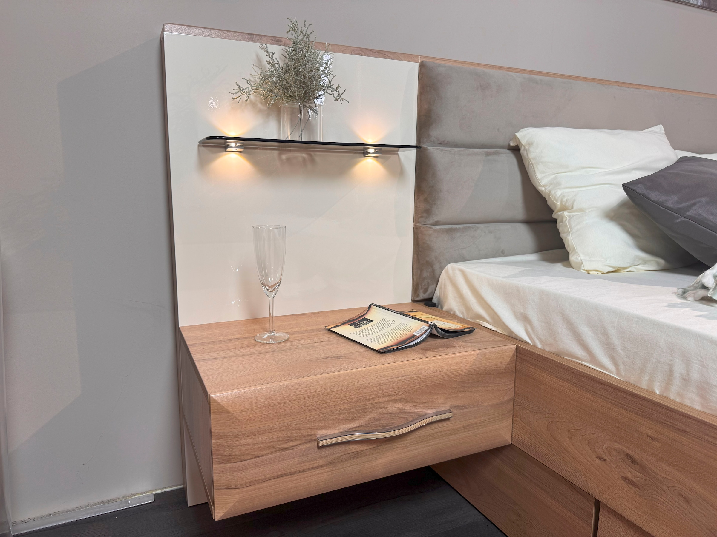 Home affaire Nachtkonsole »Gala, beige hochglänzend UV lackiert und melaminbeschichtet, kratzfest« Schublade mit Soft-Close-Funktion, 56x47x100cm (BxTxH),  mit Beleuchtung,wahlweise rechte oder linke Bedienung,FSC-zertifiziert