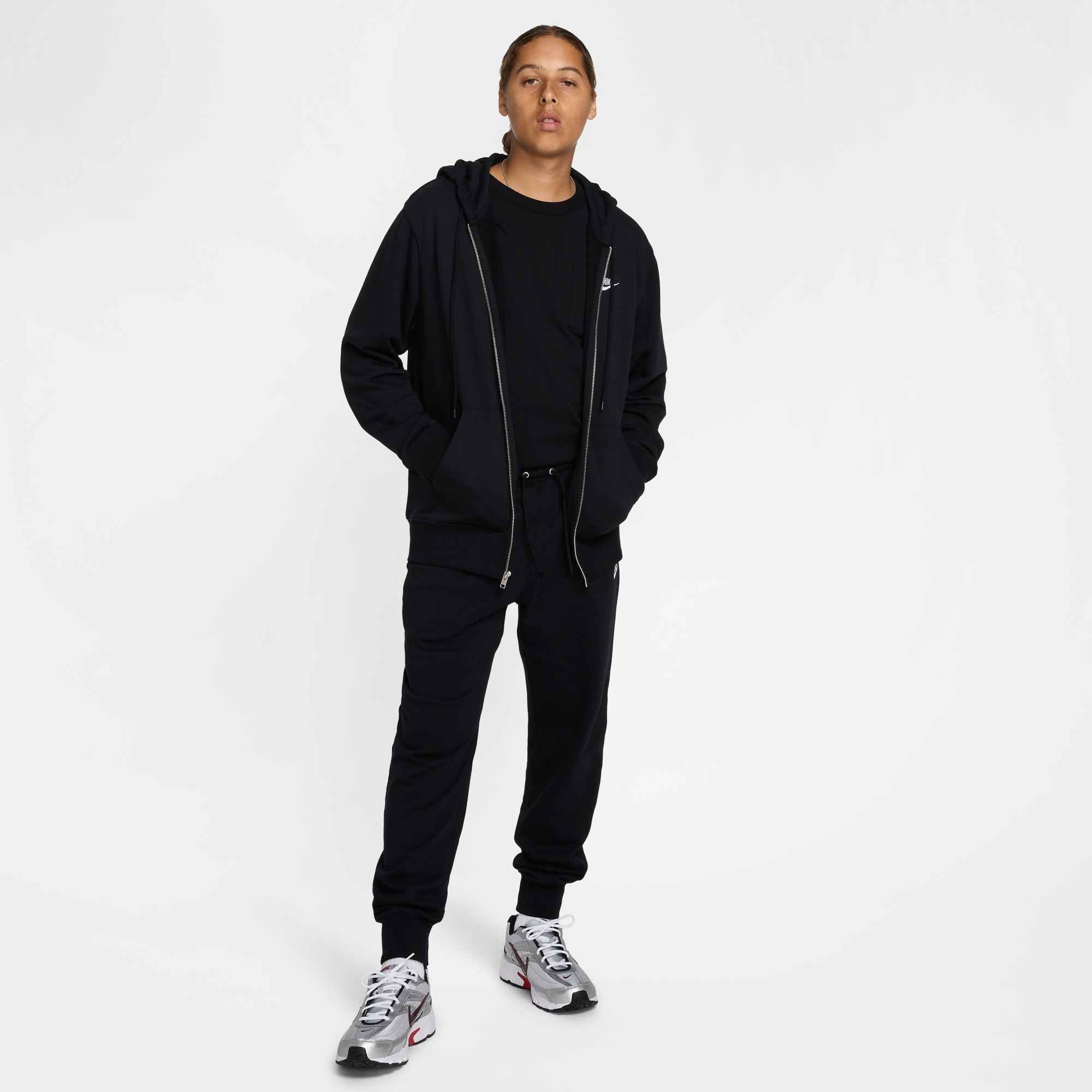 Nike Sportswear Sporthose »M NK CLUB FT JOGGER«  mit Eingrifftaschen und Gesäßtasche, mit Kordelverschluss