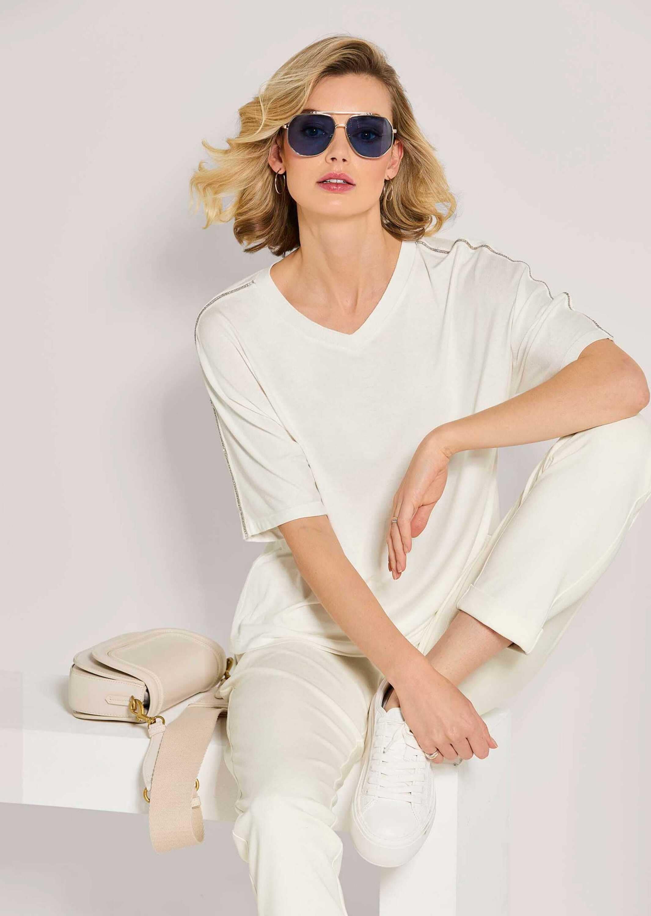 MADELEINE Kurzarmshirt »Shirt V-Shirt mit Strass-Akzenten«