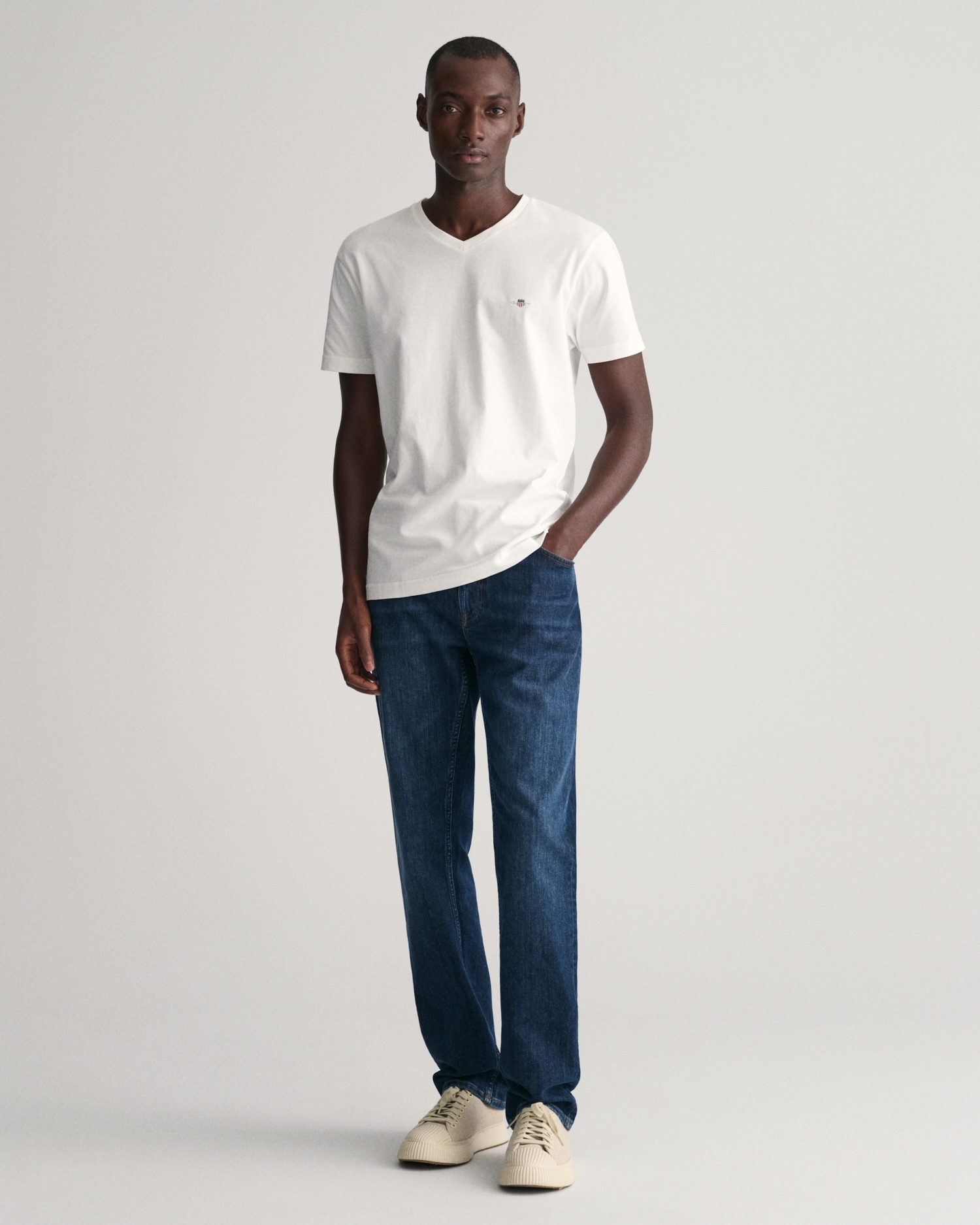 Gant T-Shirt »SLIM SHIELD V-NECK T-SHIRT«, mit einer kleinen Logostickerei auf der Brust