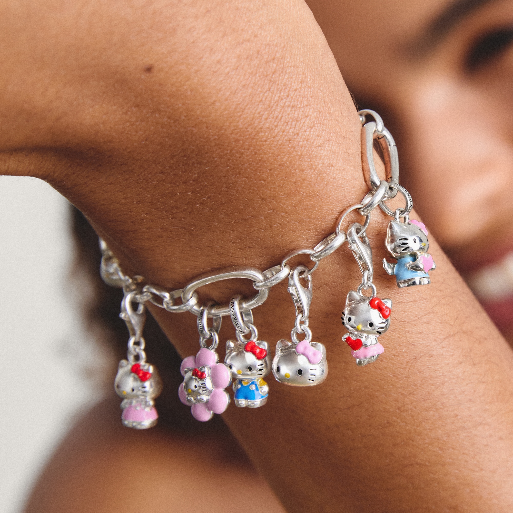 THOMAS SABO Charm-Einhänger »THOMAS SABO ♡ Hello Kitty Charm mit pinker Schleife - Original« Emaille