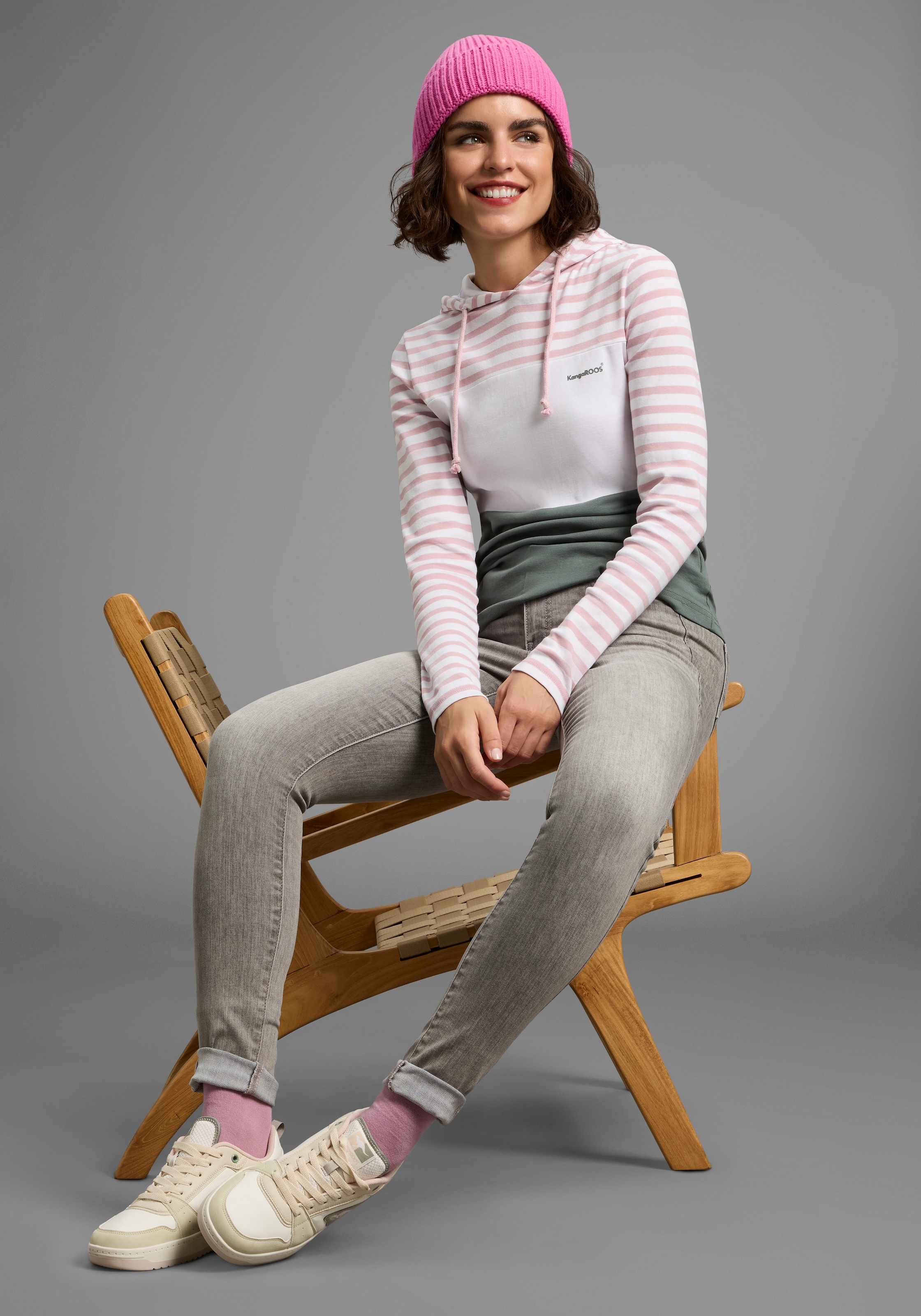 KangaROOS Kapuzenshirt, Langarm, sehr figurbetont, mit Colourblocking-Optik