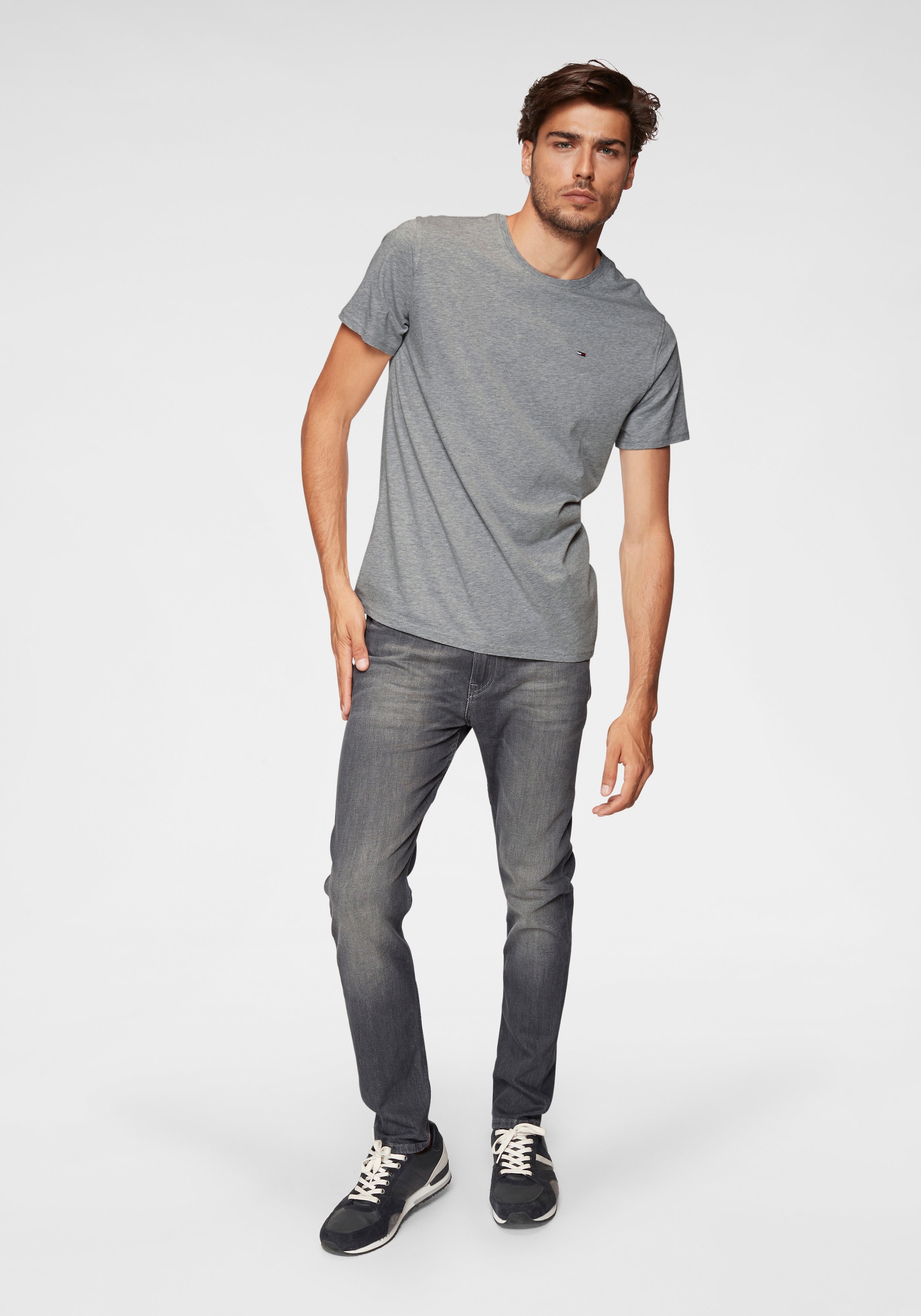 Tommy Jeans T-Shirt »TJM ESSENTIAL SOLID TEE«, mit Rundhalsausschnitt und dezenter Logo-Flag
