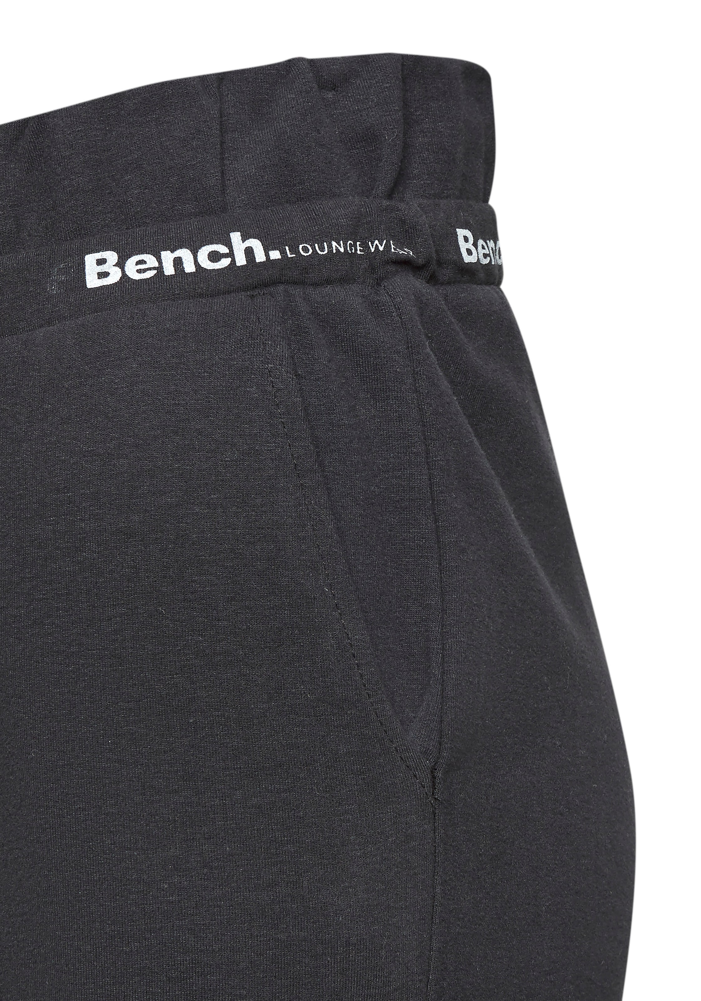 Bench. Jogginghose