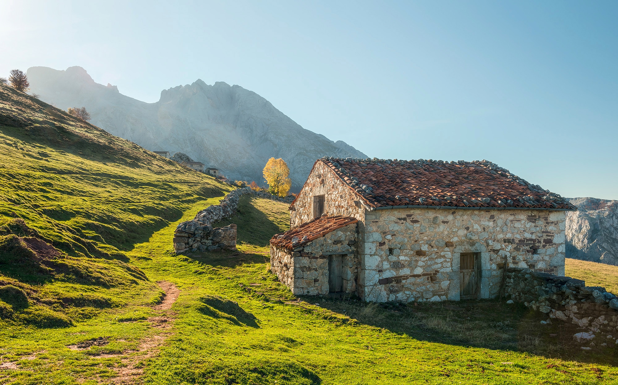 Vliestapete »Picos de Europe Alm«, 450x280 cm (Breite x Höhe), Wohnzimmer, Schlafzimmer