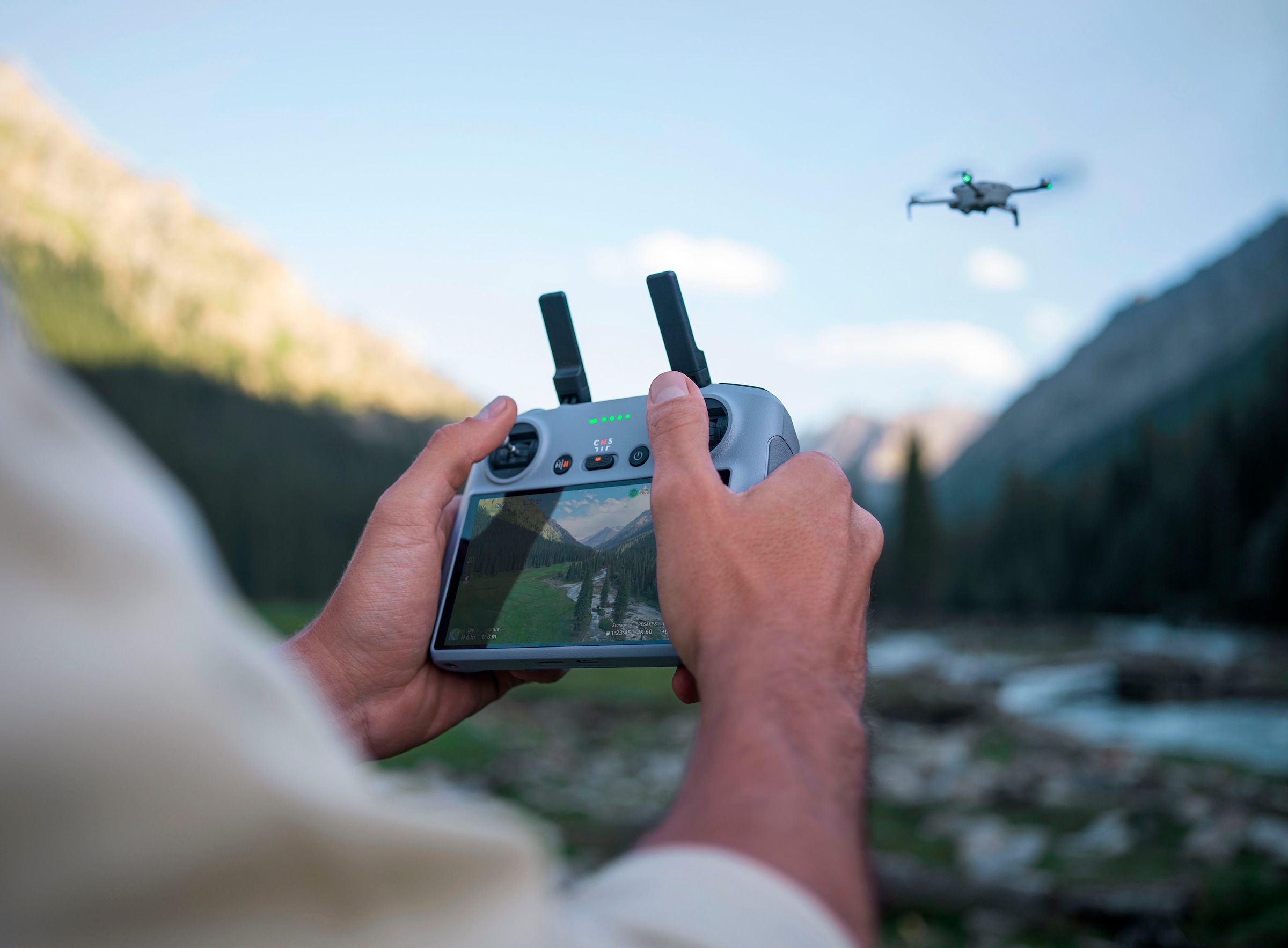 DJI Drohne »Mini 4 Pro«, (DJI RC 2 Fernsteuerung)