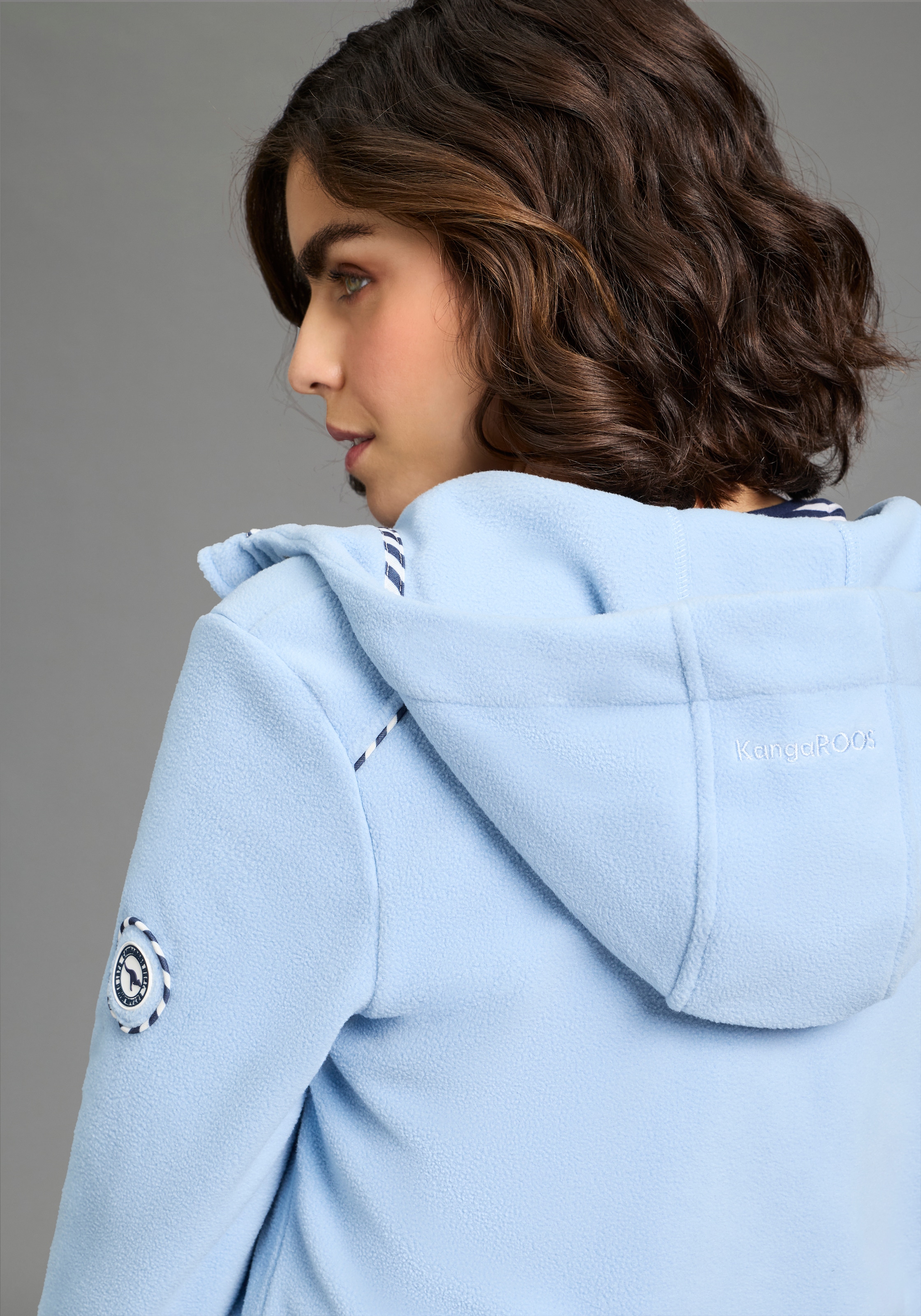 KangaROOS Fleecejacke mit Kapuze figurbetonte Passform,  mit Kapuze und Kordelzug, Übergangsjacke