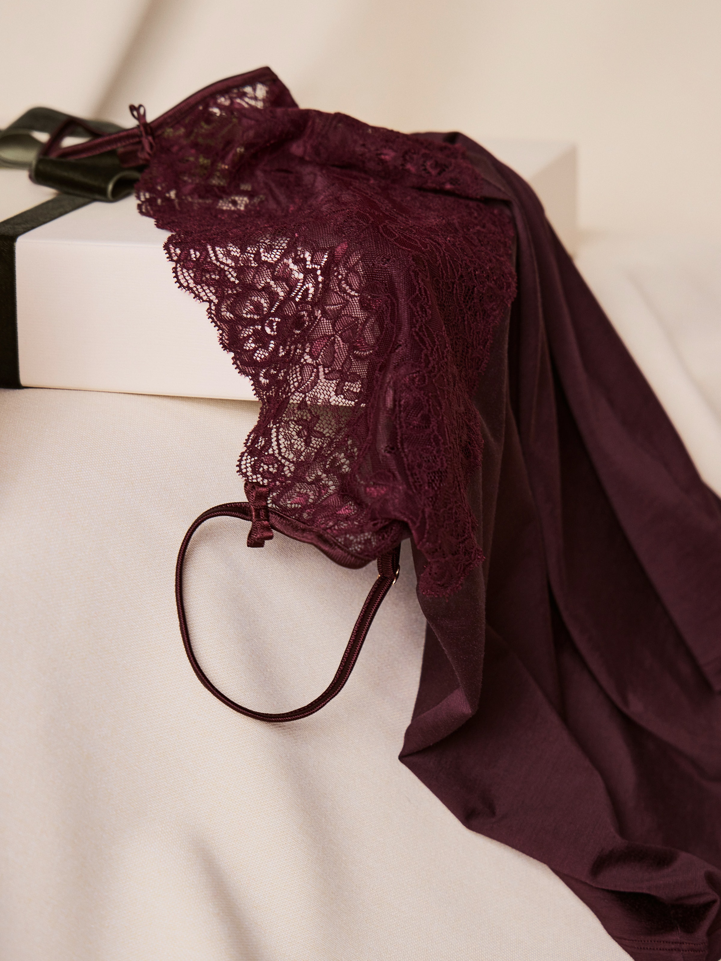 CALIDA Spaghettitop »Sensual Secrets«, semitransparente Spitze, Viskose-Mix, Single Jersey, elastisch, weich