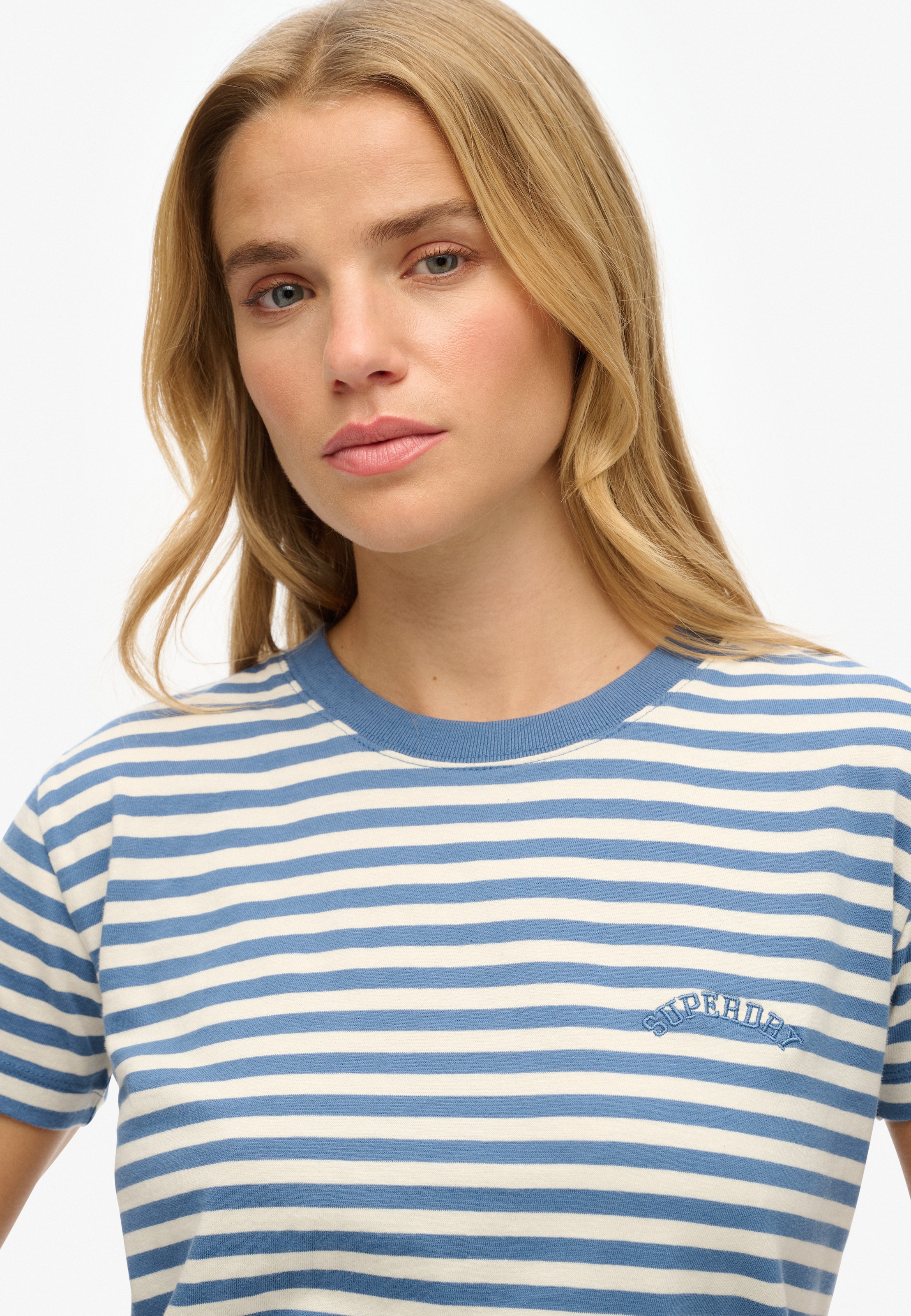 Superdry T-Shirt »ESSENTIAL LOGO STR FITTED TEE«, angenehmes Tragegefühl durch besonders weiche Haptik