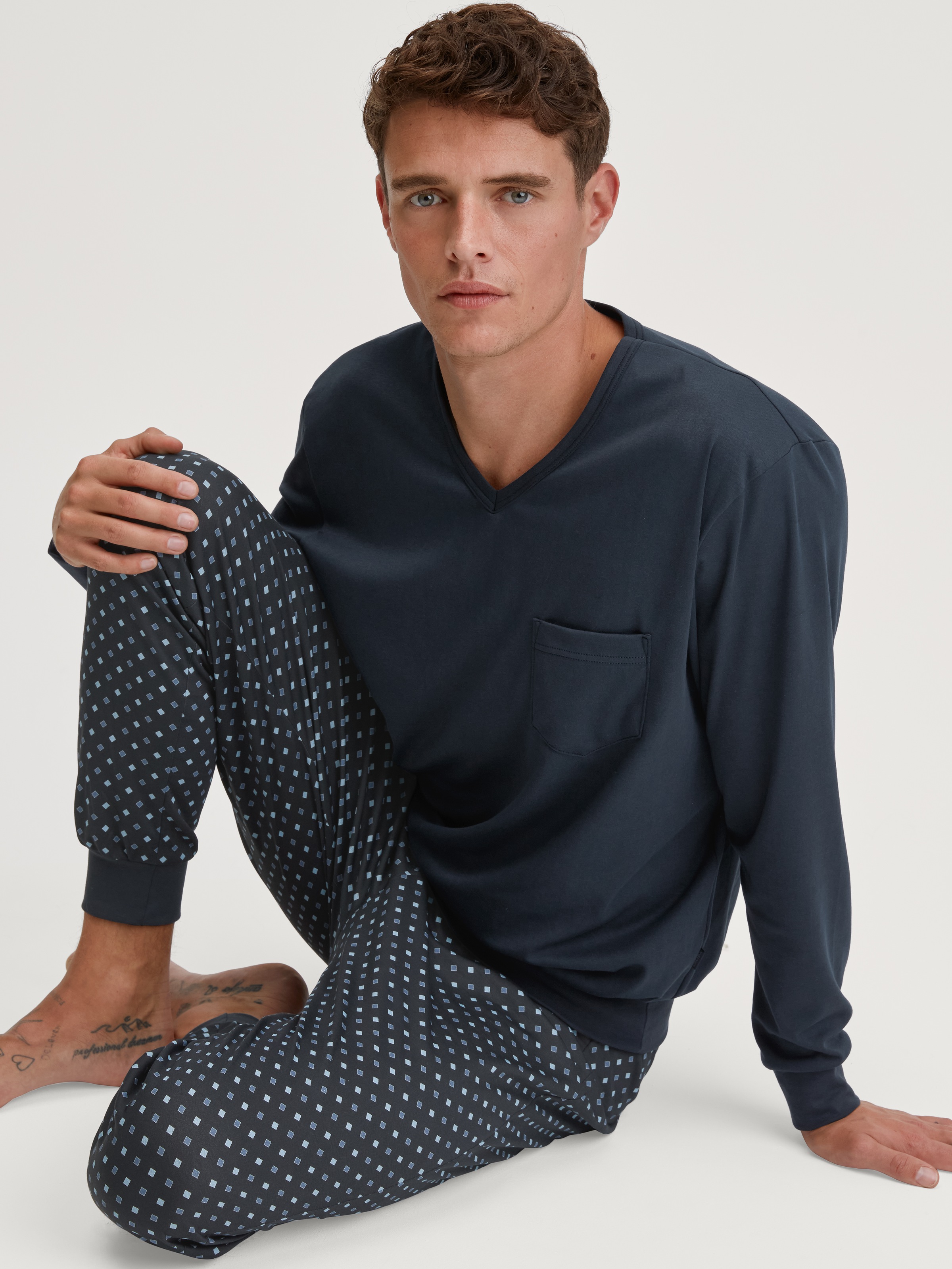 CALIDA Schlafanzug »Relax Streamline«, (2 tlg.), mit V-Neck und Bündchen