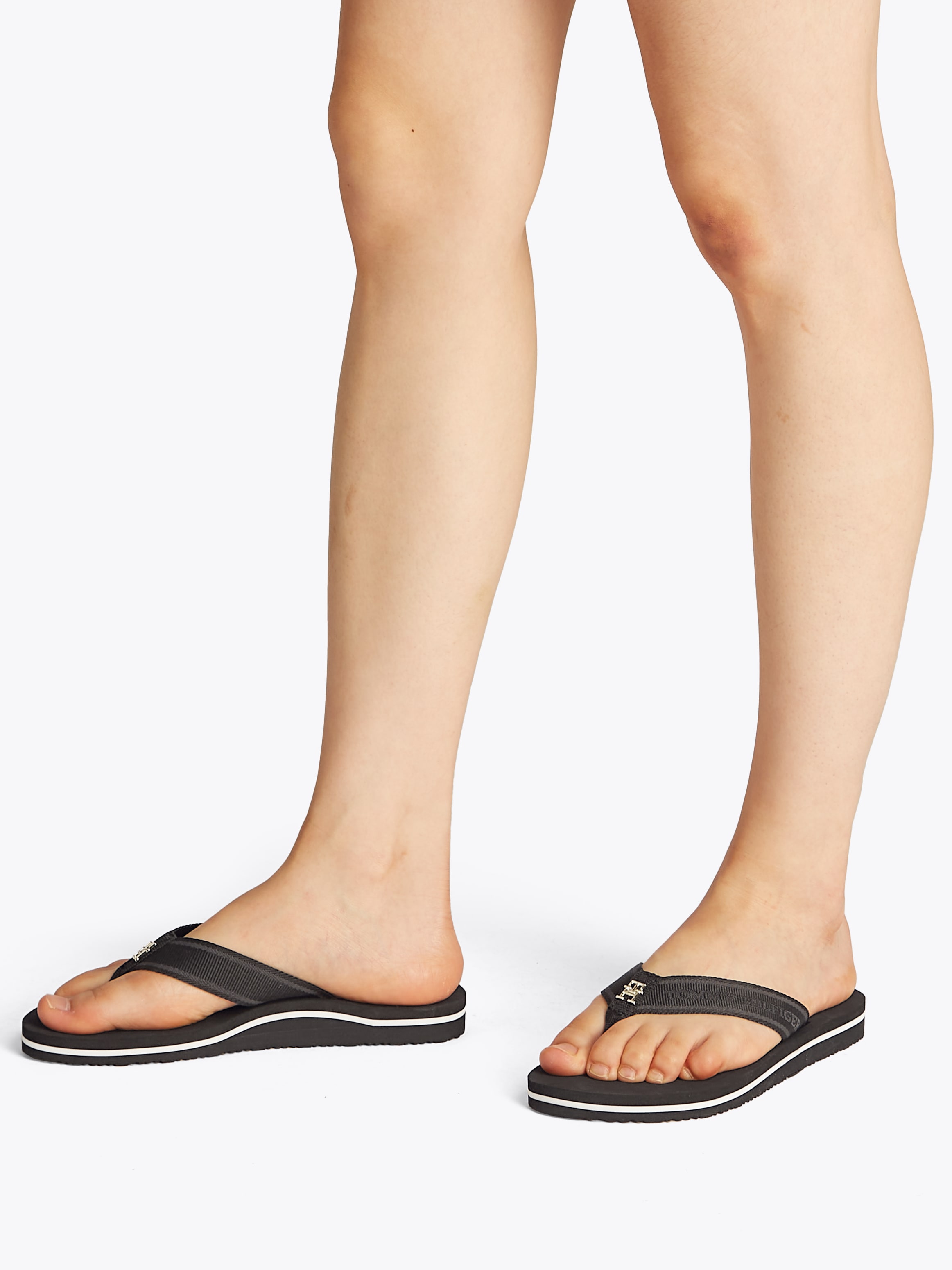 Tommy Hilfiger Zehentrenner »HILFIGER WEBBING BEACH SANDAL«, Sommerschuh, Flats, Bequemschuh, Dianette mit zweifarbiger Sohle