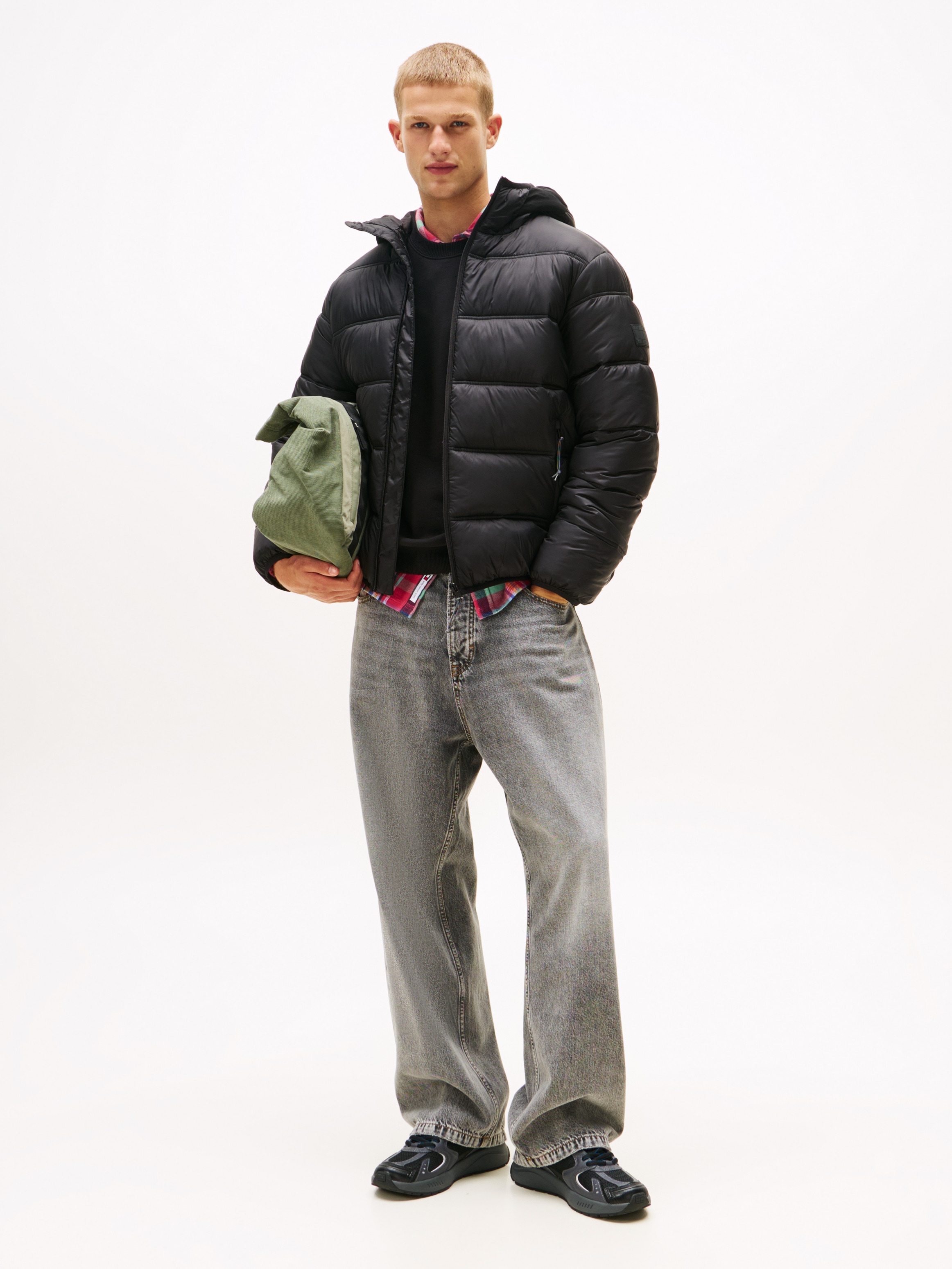 Tommy Jeans Steppjacke »HOODED LOGO PUFFER«, mit Kapuze, Daunenjacke, Übergangsjacke Regular fit mit Rundhalsausschnitt