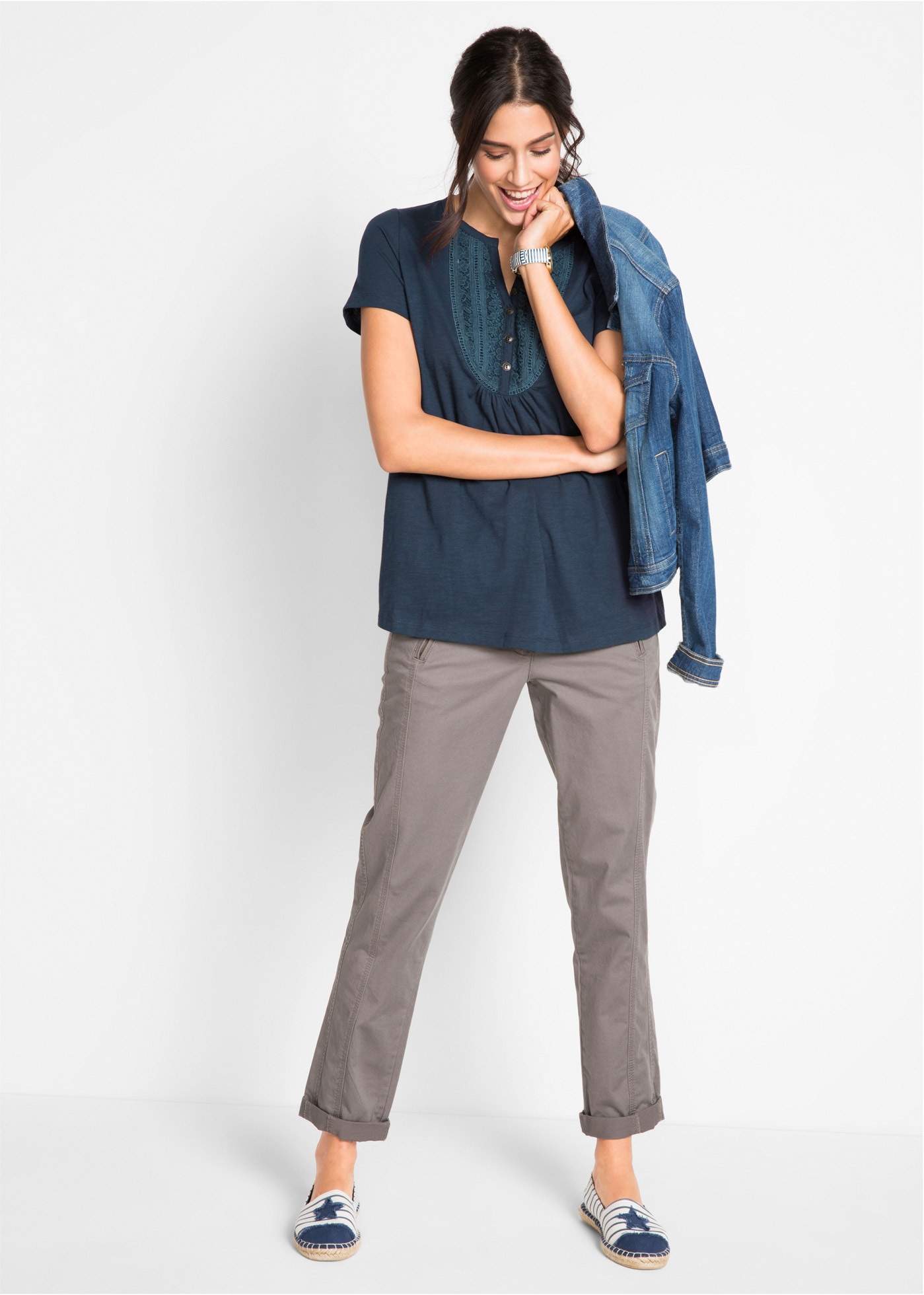 bonprix T-Shirt leicht ausgestellte Passform, Rundhals-Ausschnitt mit Zierknopfleiste