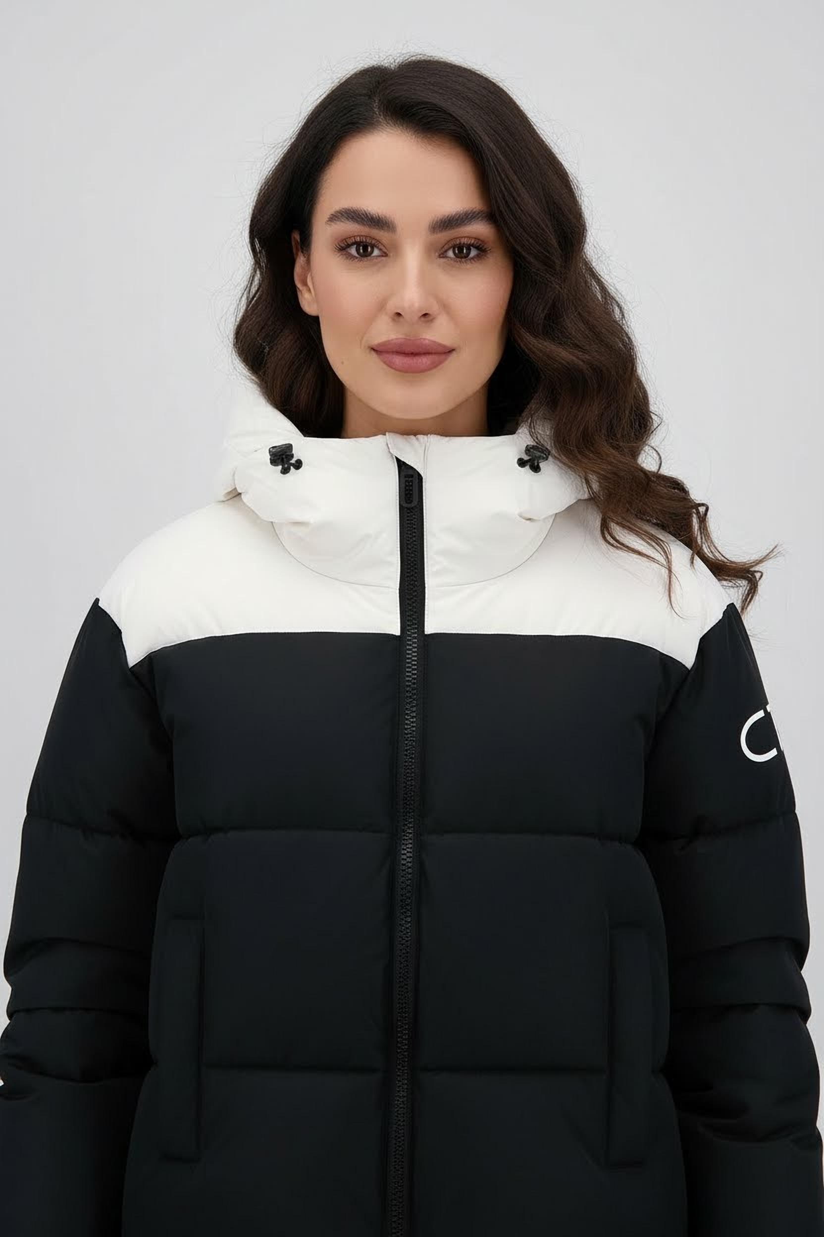 CMP Winterjacke mit fester Kapuze, leichtes Material, sportlicher Stil