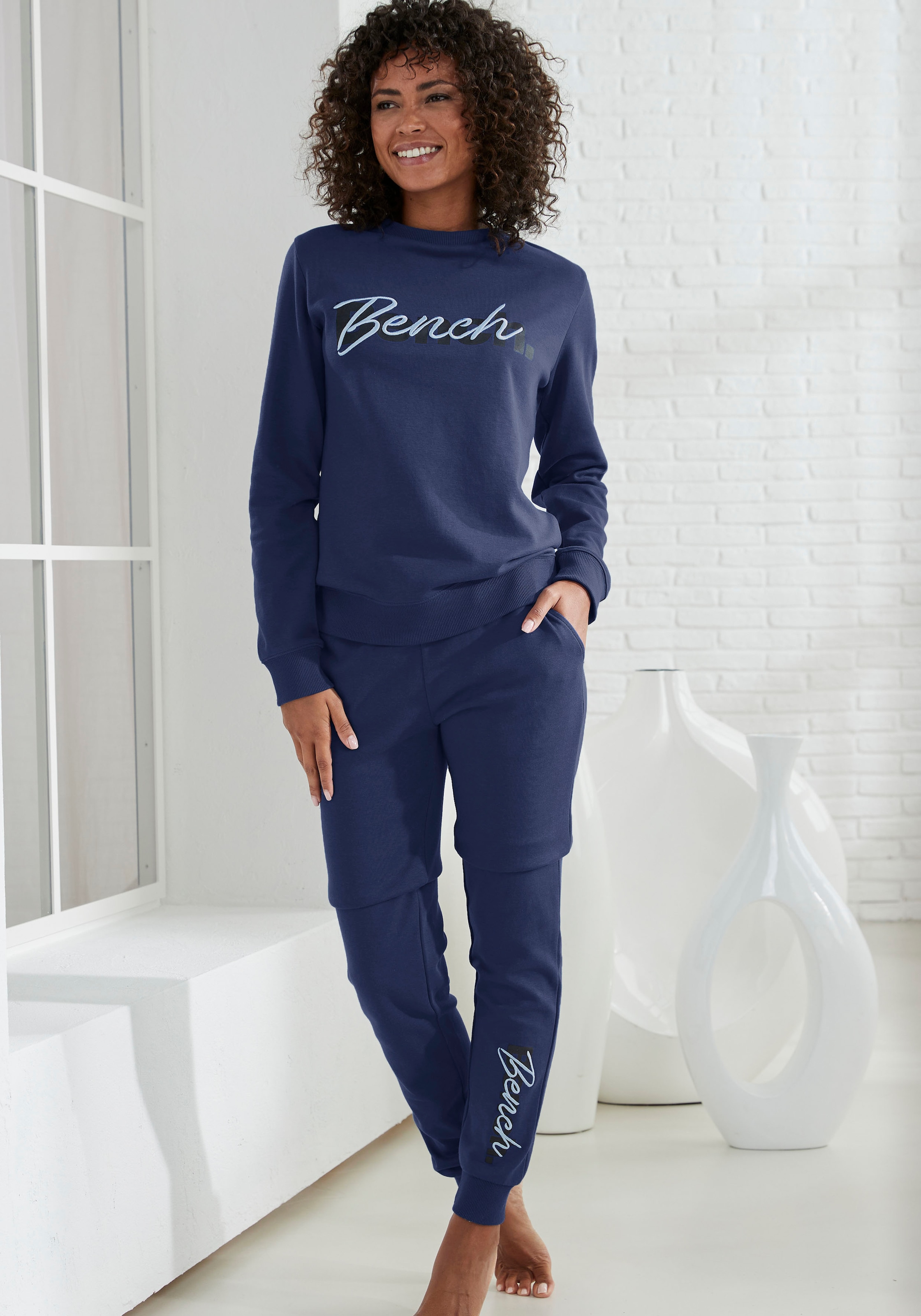 Bench. Loungewear Sweatshirt, mit Logodruck und Stickerei, Loungeanzug