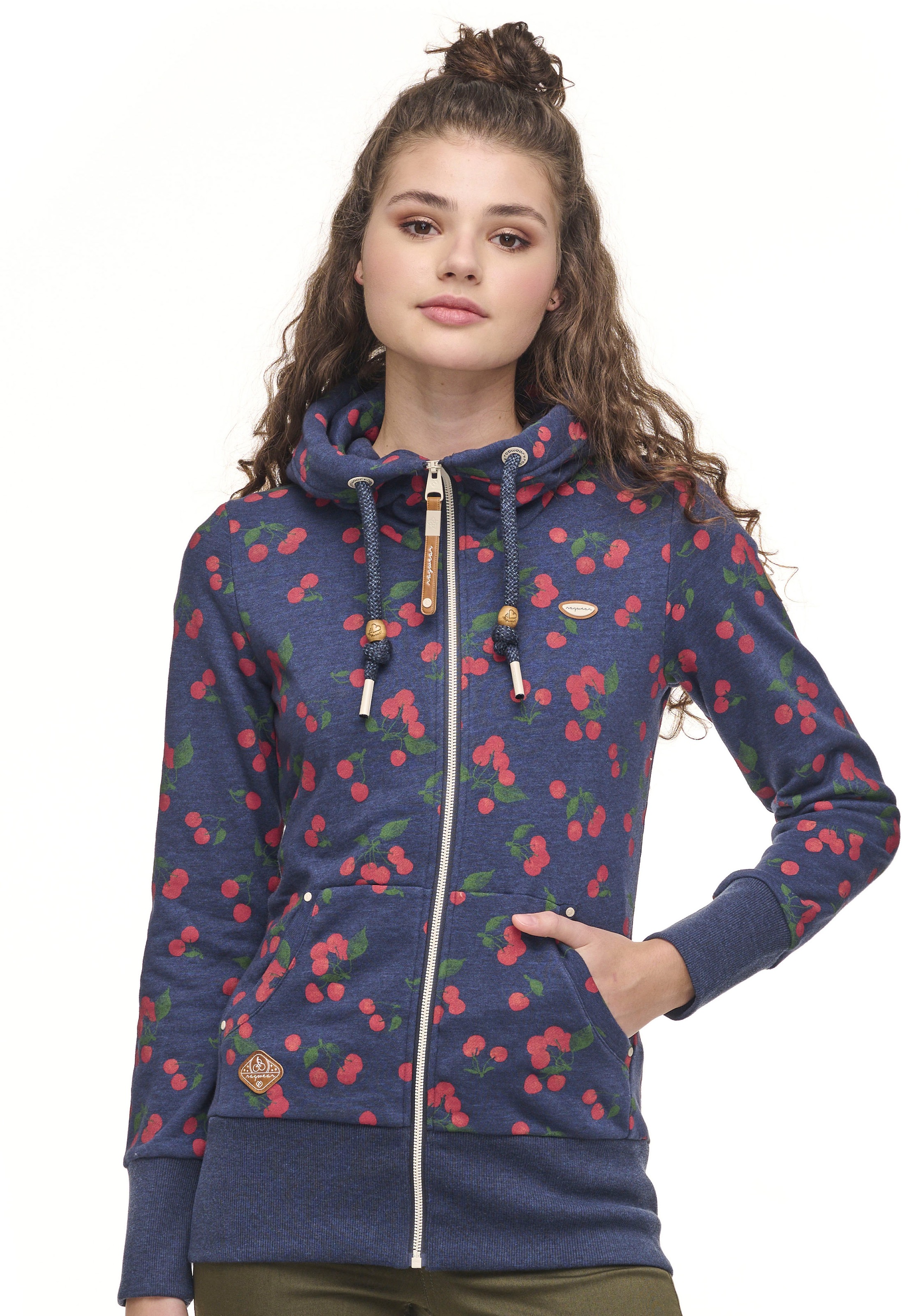 Ragwear Plus Sweatjacke »NESKA CHERRY ZIP PLUS«, im Allover-Cherry-Print Design