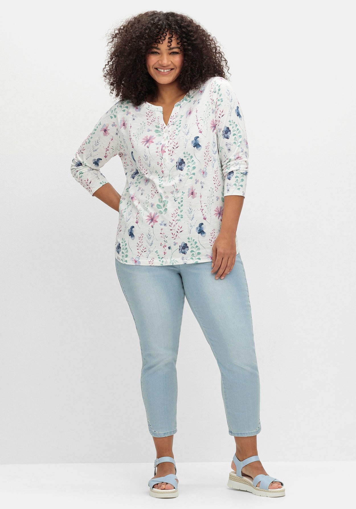 Sheego Langarmshirt »Langarmshirt mit Blumenmuster und Knopfleiste«