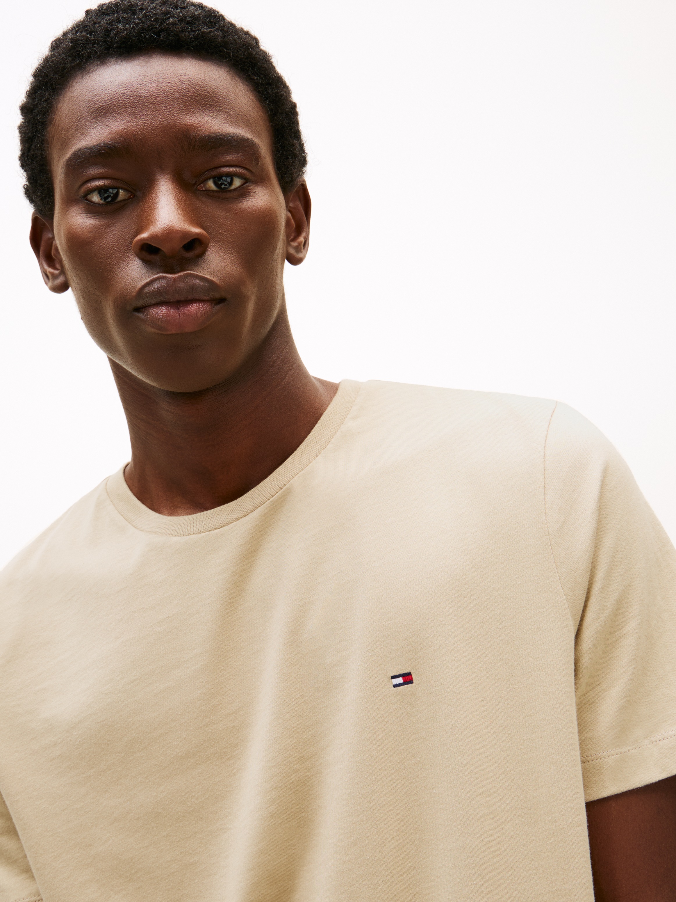 Tommy Hilfiger T-Shirt »ESSENTIAL REG FIT SOLID TEE«, mit Rundhalsausschnitt