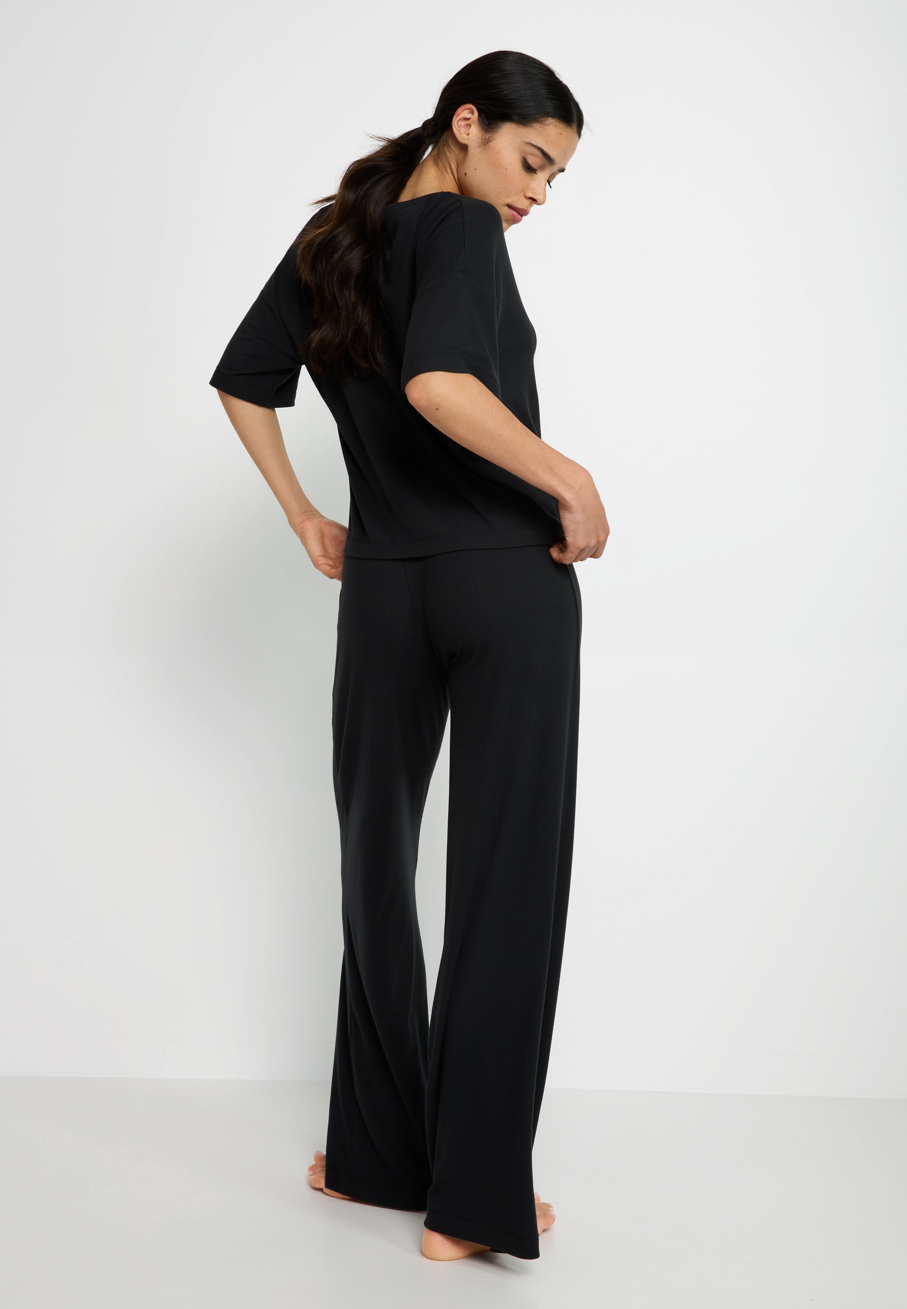 LSCN by LASCANA Pyjama Set, 2-teilig, 2 tlg. mit kleiner Zierknopfleiste an der Hose