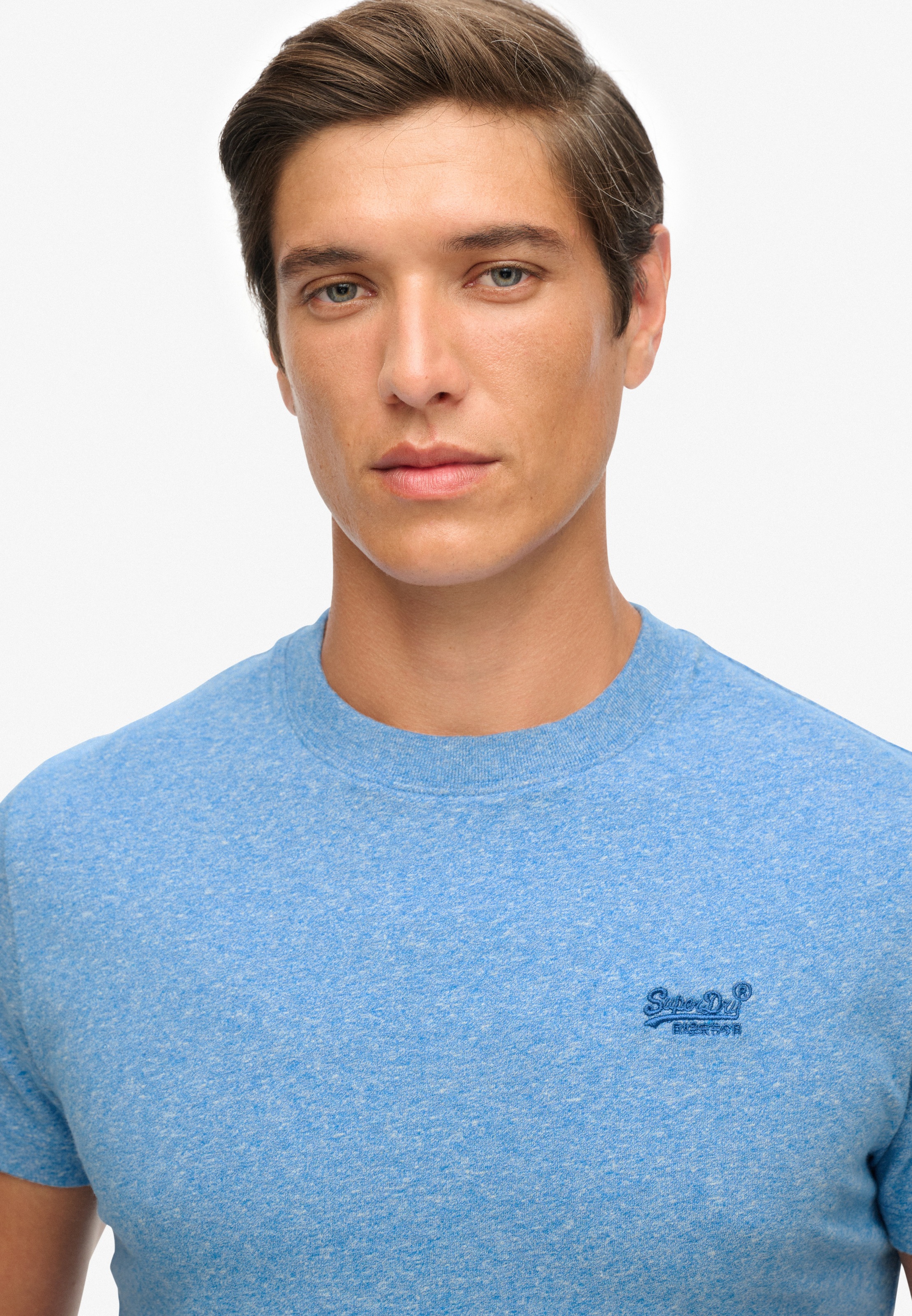 Superdry Rundhalsshirt »ESSENTIAL LOGO EMB TEE« aus Baumwolle und Single Jersey, Slim Fit, Kurzarm, hüftlang