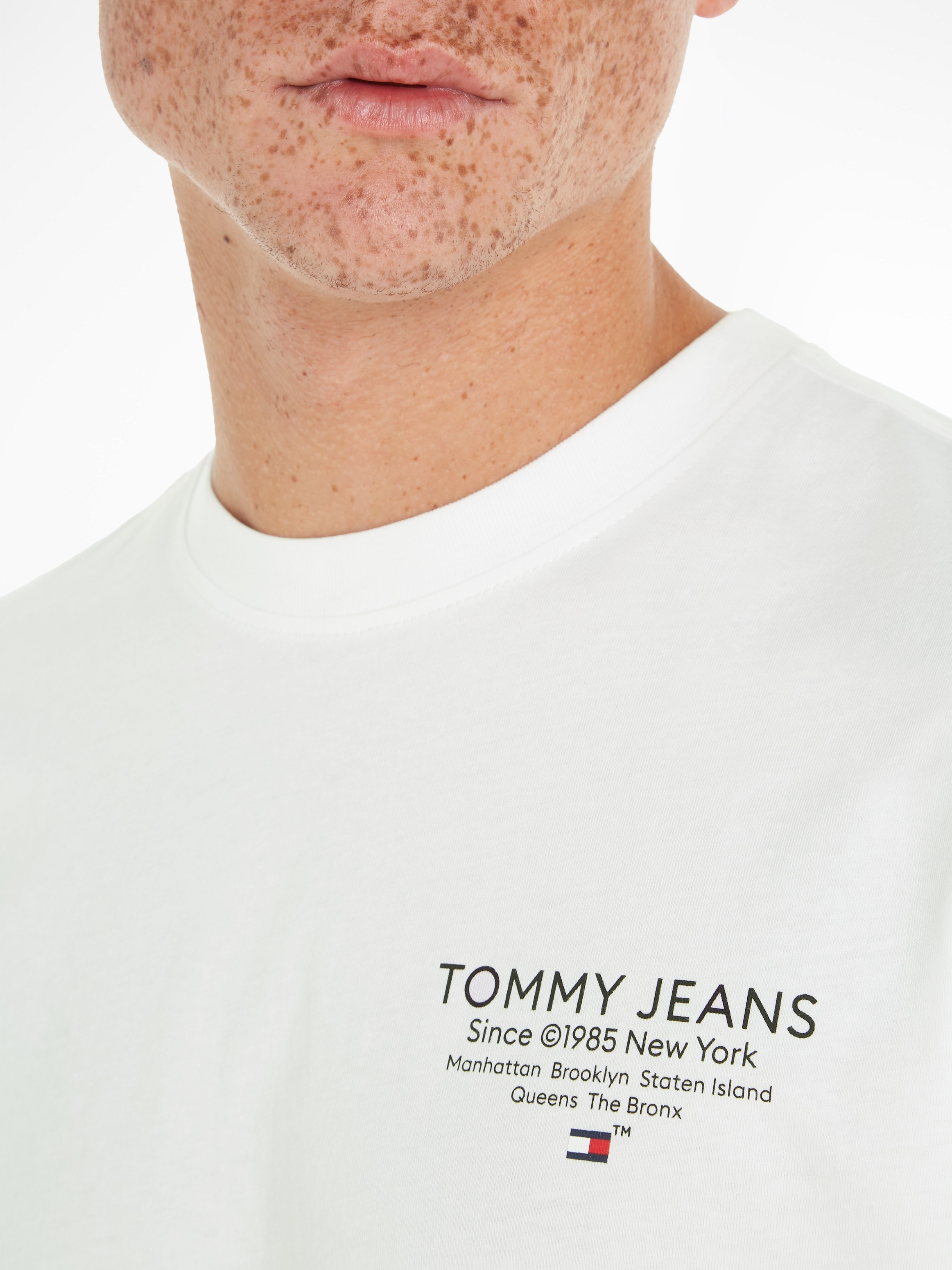 Tommy Jeans T-Shirt »TJM SLIM ESSTNL GRAPHIC TEE EXT«, mit Tommy Jeans Logodruck
