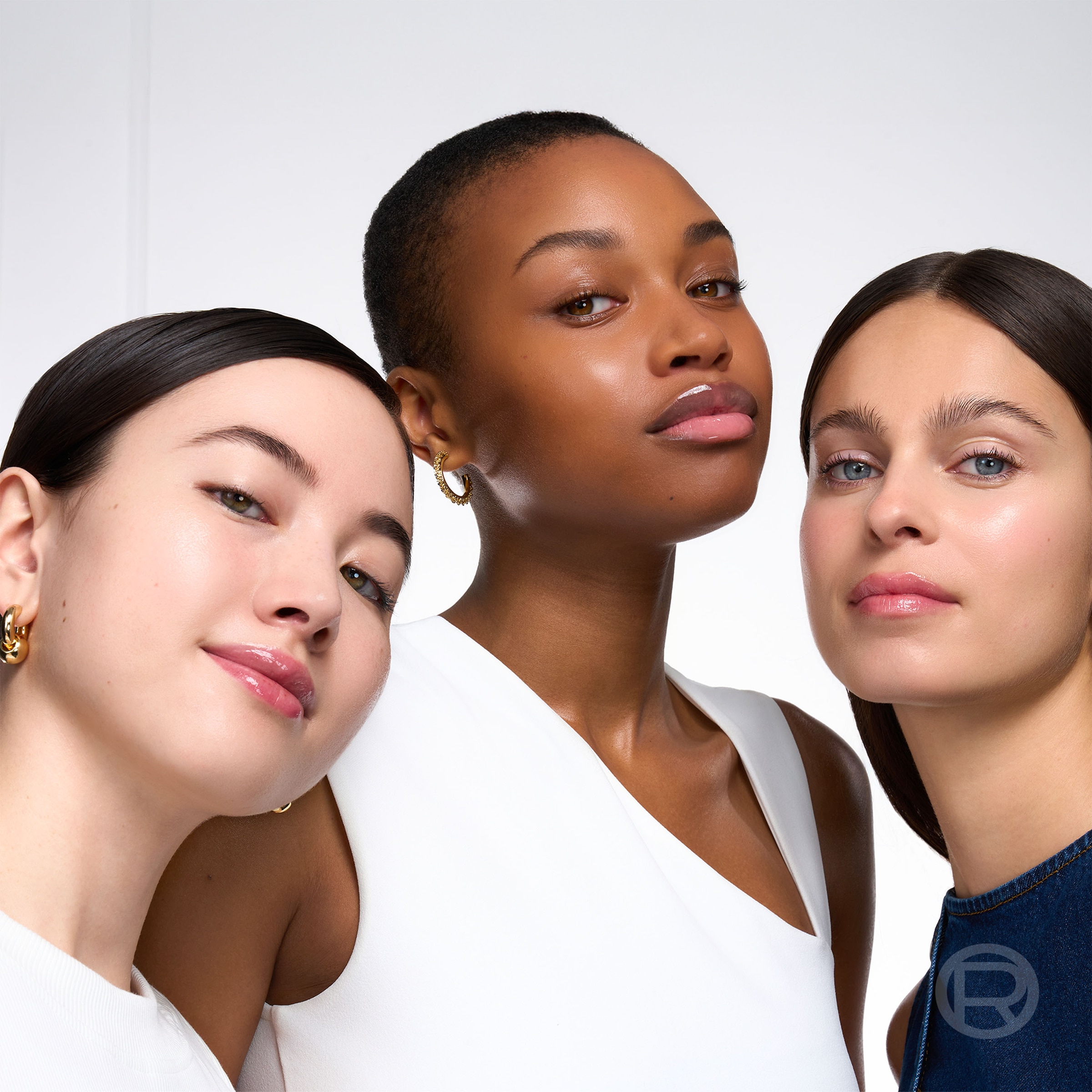 L'ORÉAL PARIS Gesichtsfluid »REVITALIFT FILLER AUFPOLSTERNDES HYALURON AQUA-FLUID LSF 30« verfeinert das Hautbild