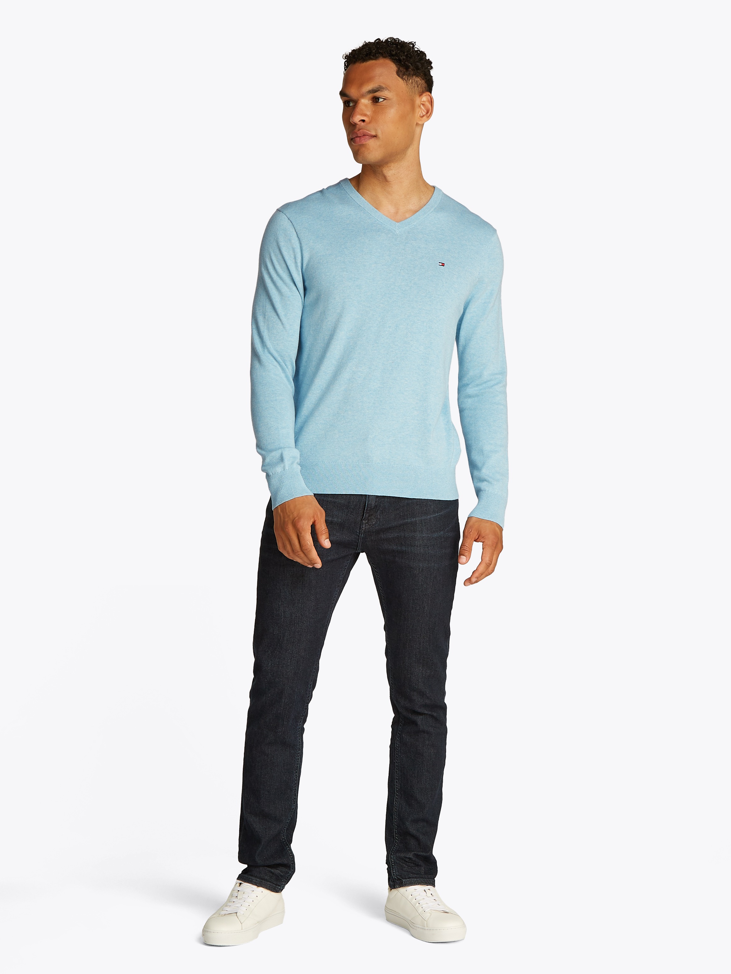 Tommy Hilfiger Strickpullover »ESSENTIAL COTTON V NECK mit V-Ausschnitt und Stickerei«, unifarben, casual, regular fit, Baumwolle, V-Ausschnitt