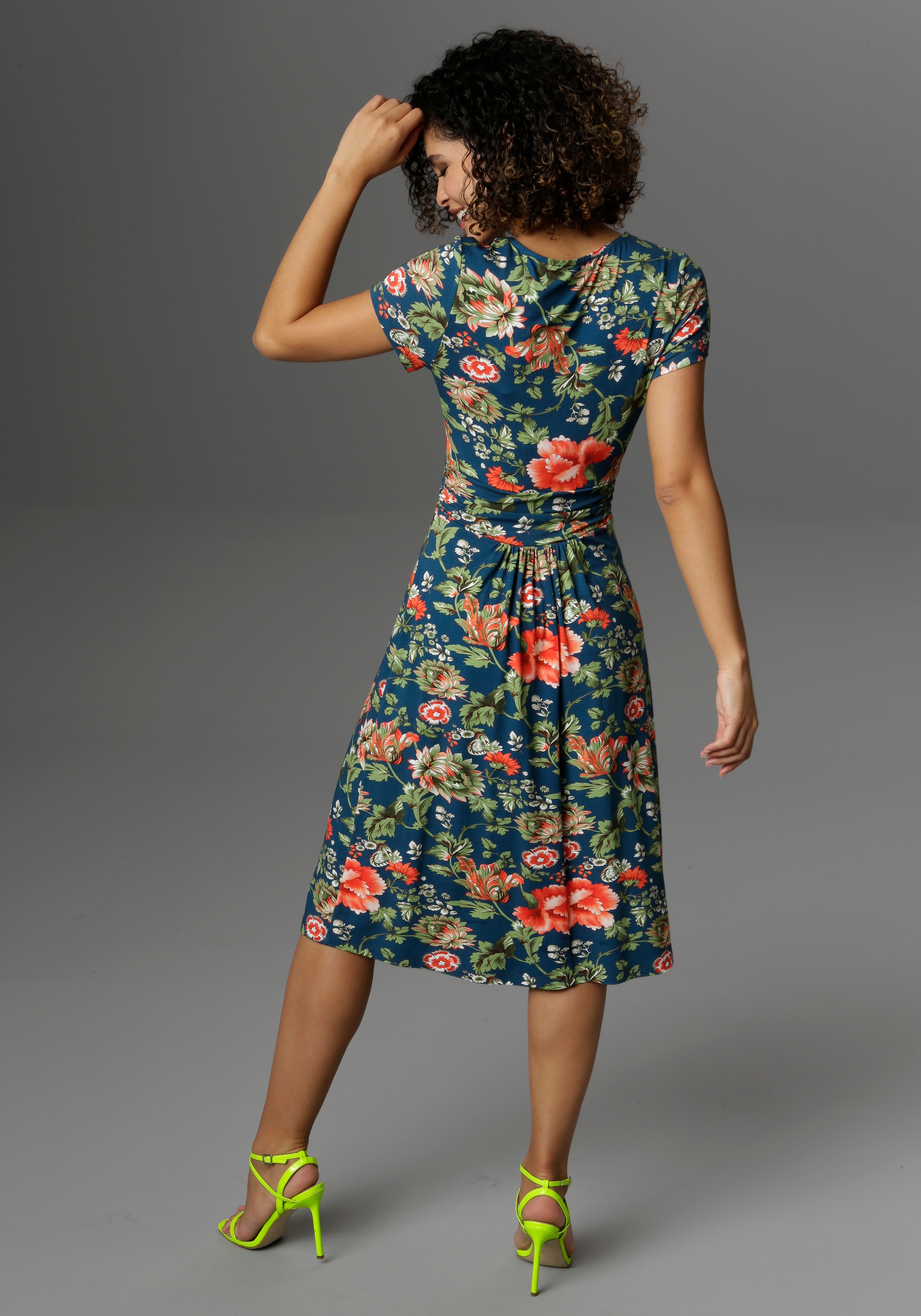 Aniston CASUAL mit Sommerkleid, im Shop Online farbenfrohem OTTO Blumendruck