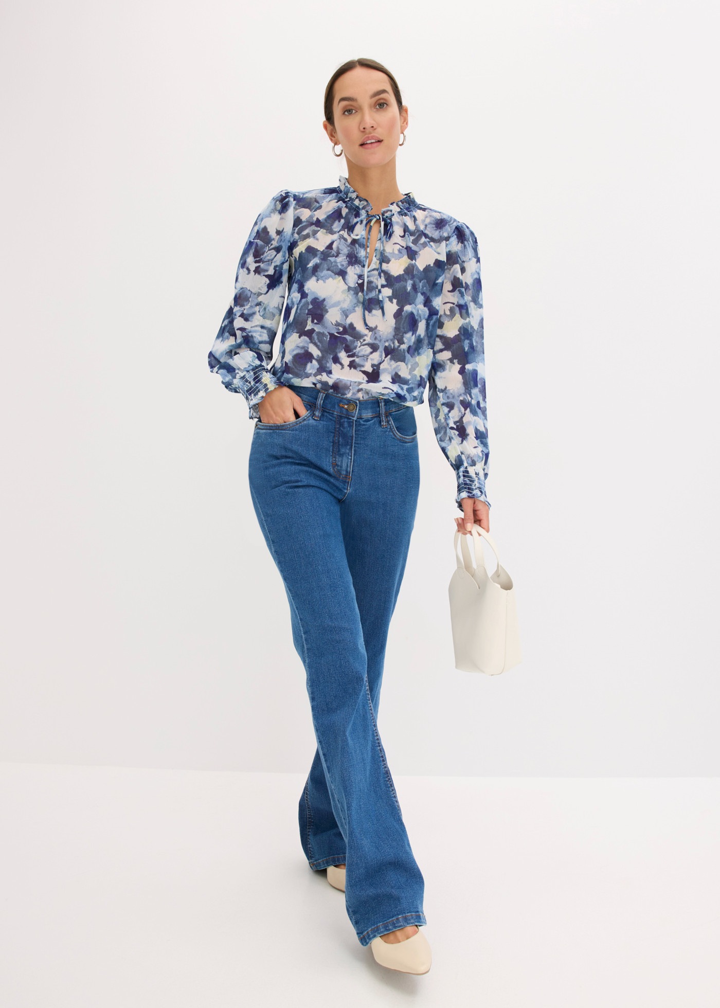 bonprix Chiffonbluse mit floralem Print, figurumspielende Passform, ohne Kragen