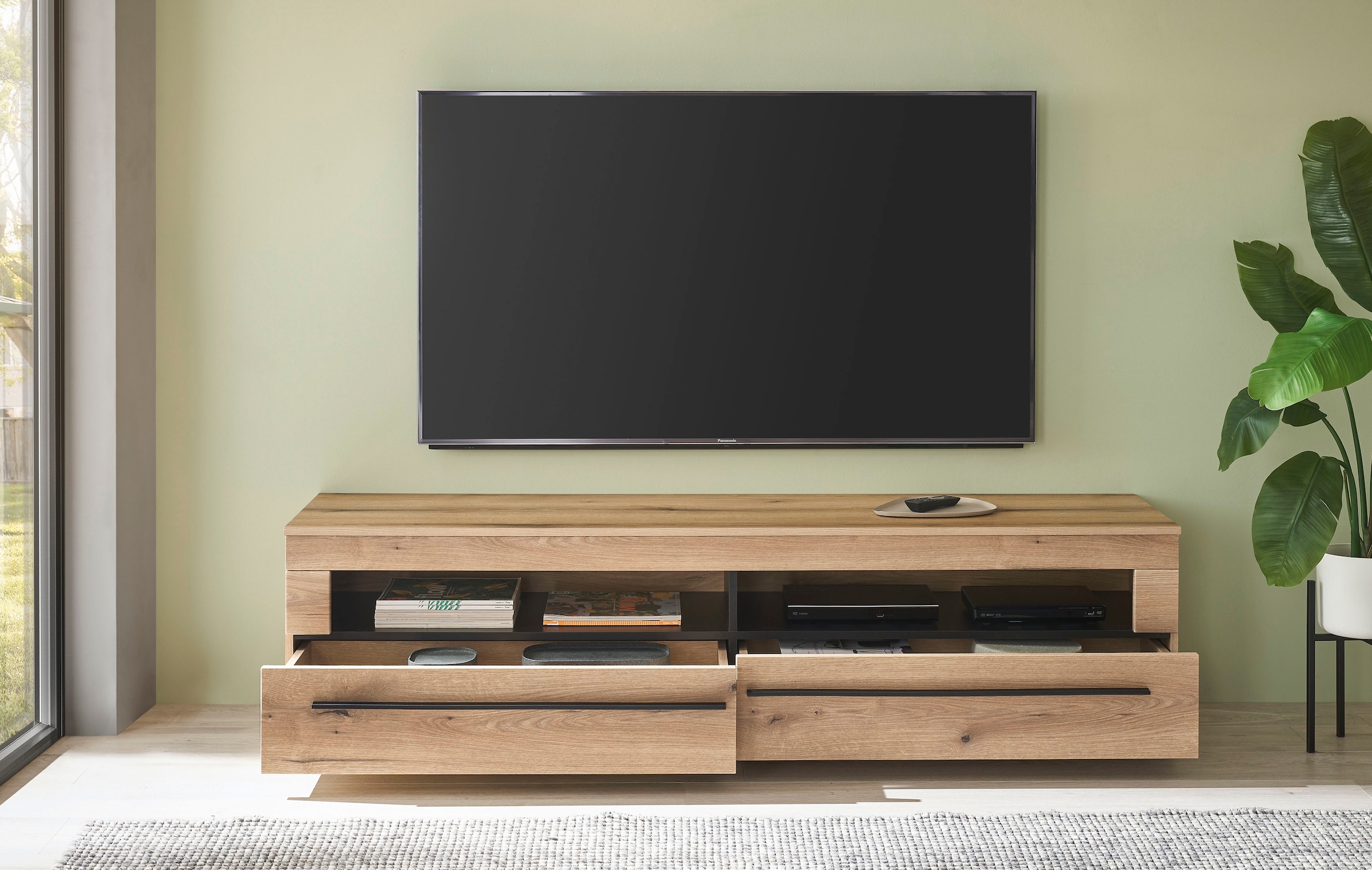 INOSIGN Lowboard »modernes TV-Unterteil, Kommode in Eiche Evoke oder weiß«, schwarze Stangengriffe, ausreichend Stauraum, vielseitig einsetzbar