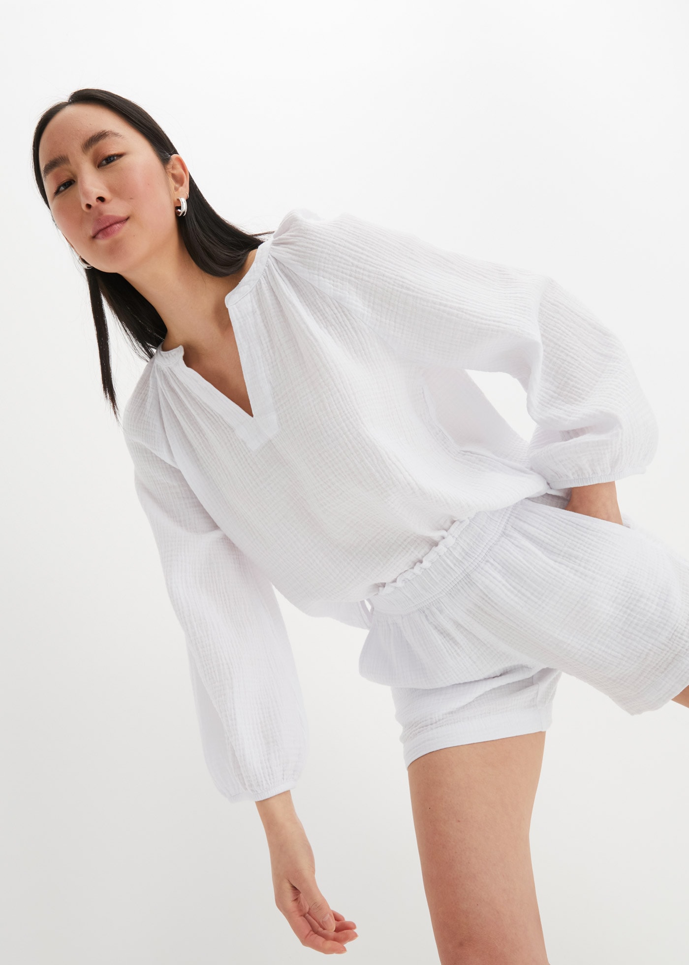 bonprix Shirtbluse »Oversize-Bluse aus Musselin« Oversize-Passform, mit V-Ausschnitt, aus Baumwolle, 3/4-Ärmeln