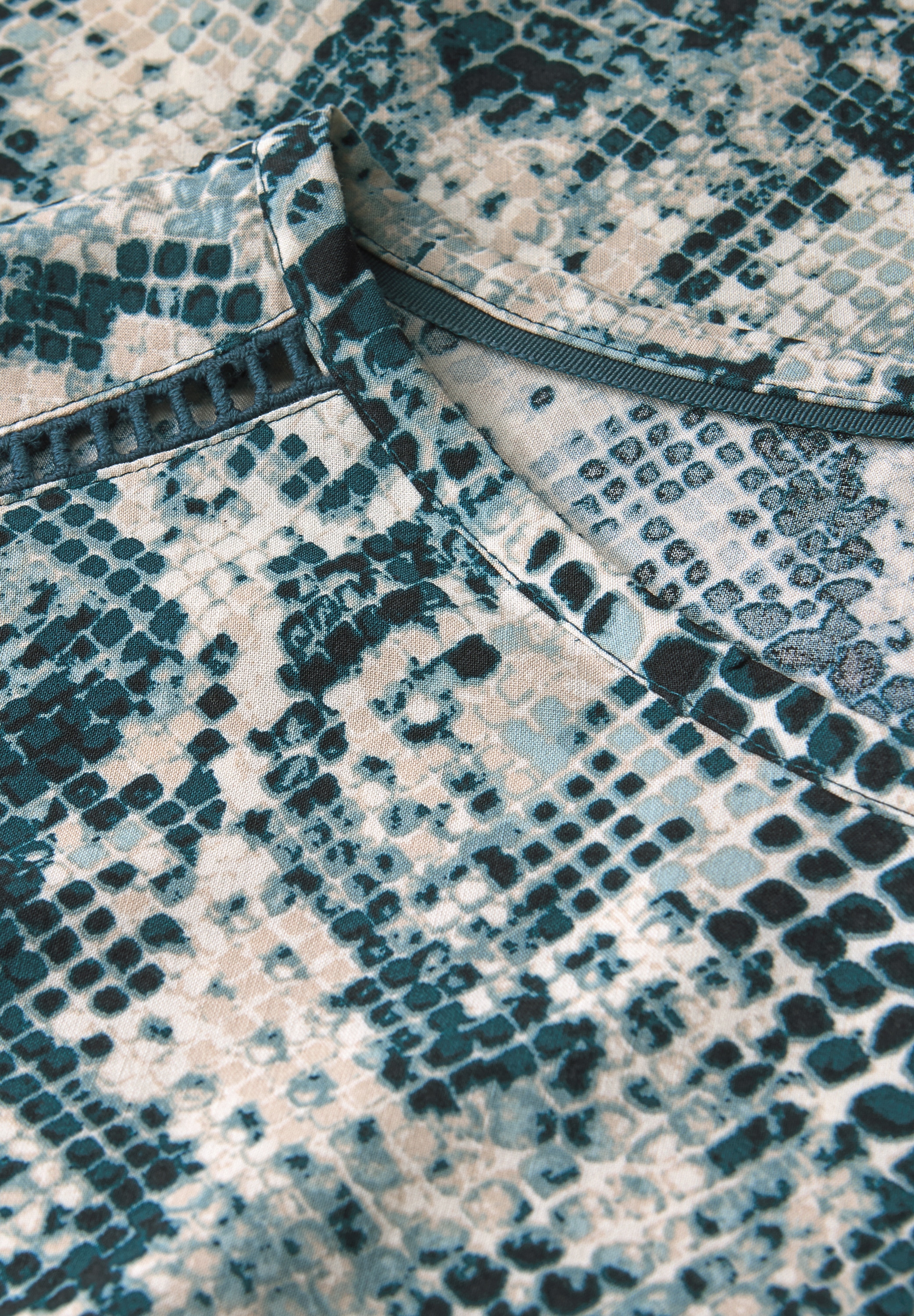 STREET ONE Blusentop, mit grafischem Muster und elastischem Saum