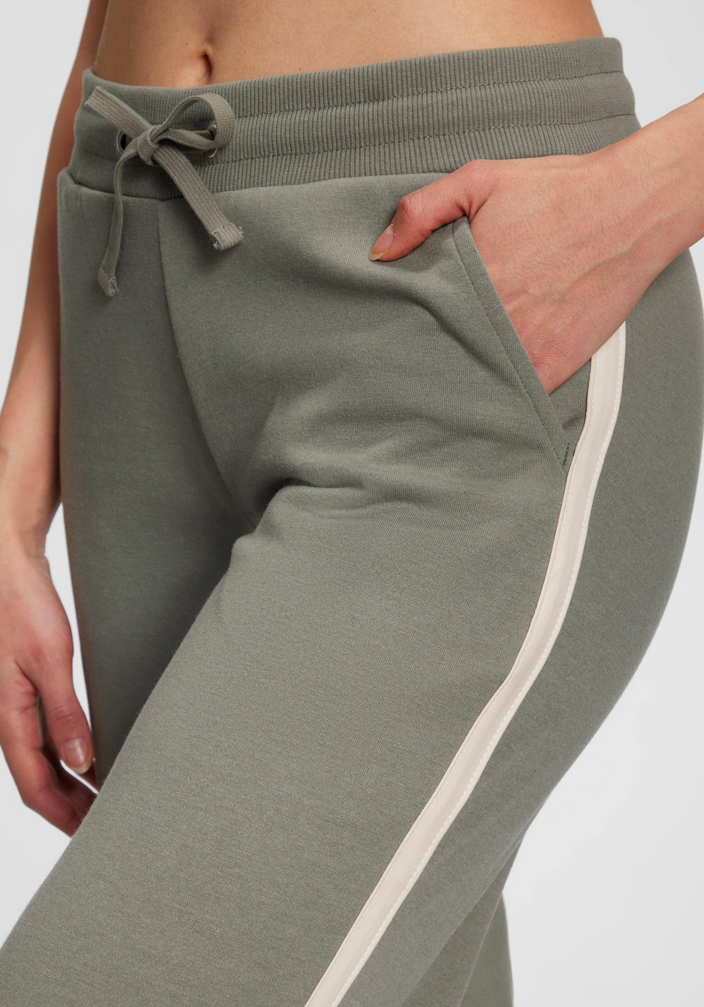 H.I.S Jogginghose, weit geschnitten, mit sportlichen Seitenstreifen