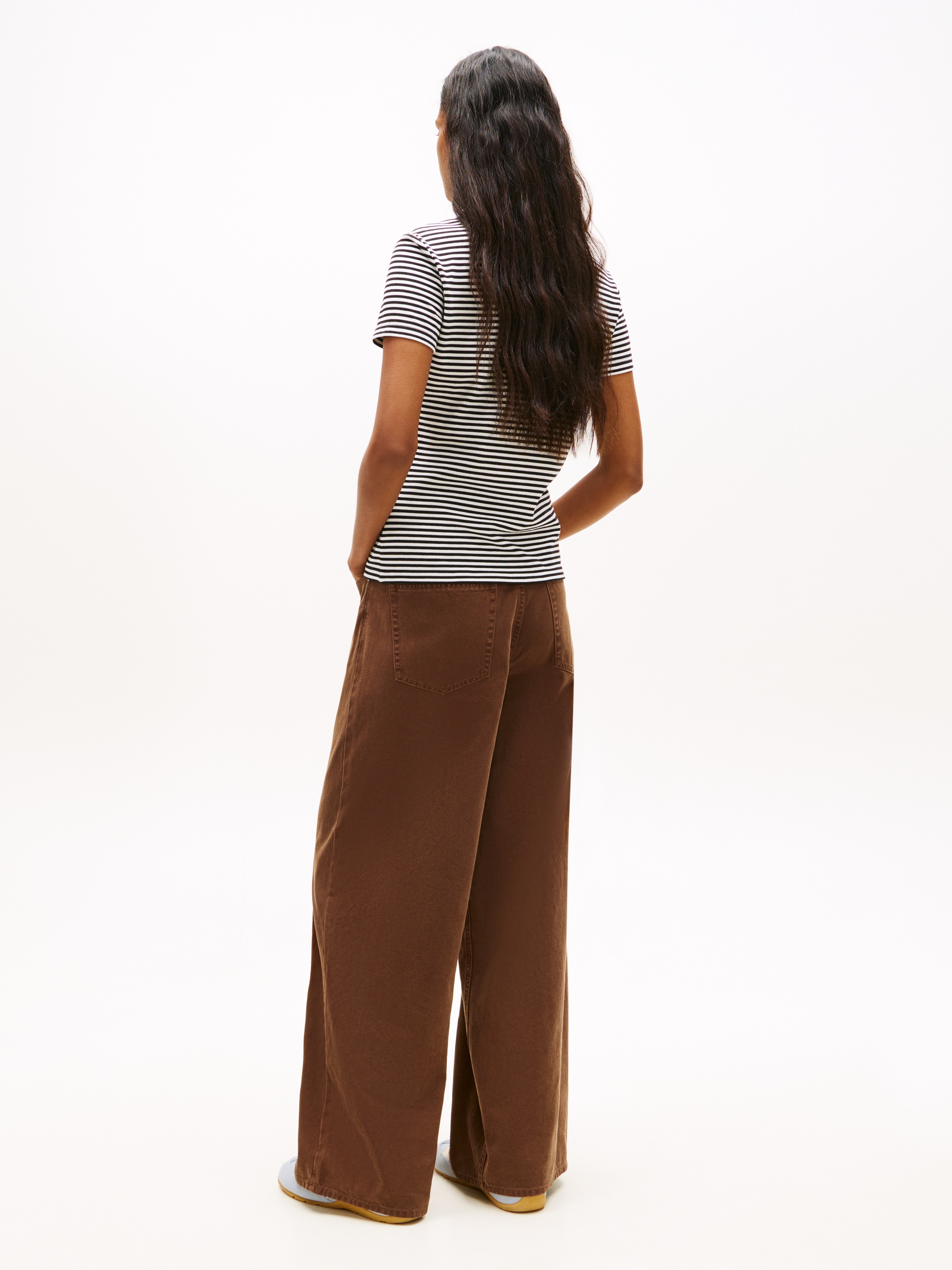 Tommy Jeans Poloshirt »TJW SLIM ESSENTIAL POLO SHORT SLEEVE« mit Logostickerei, Piqué