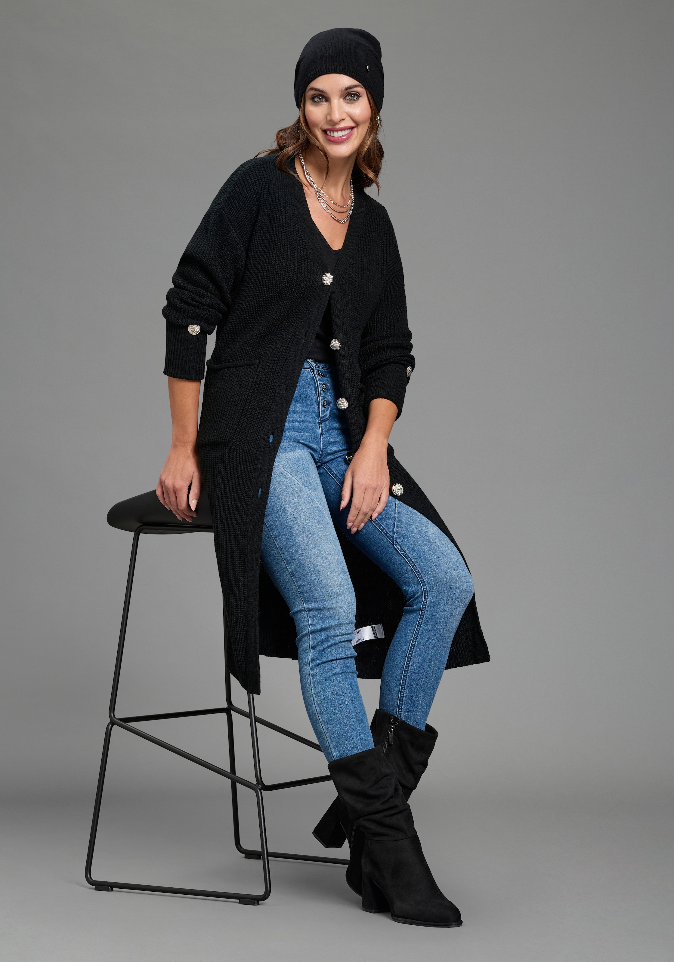Bruno Banani Longstrickjacke Oversize-Passform, ca. Mitte Knie, mit Knöpfen, unifarben, ohne Kragen
