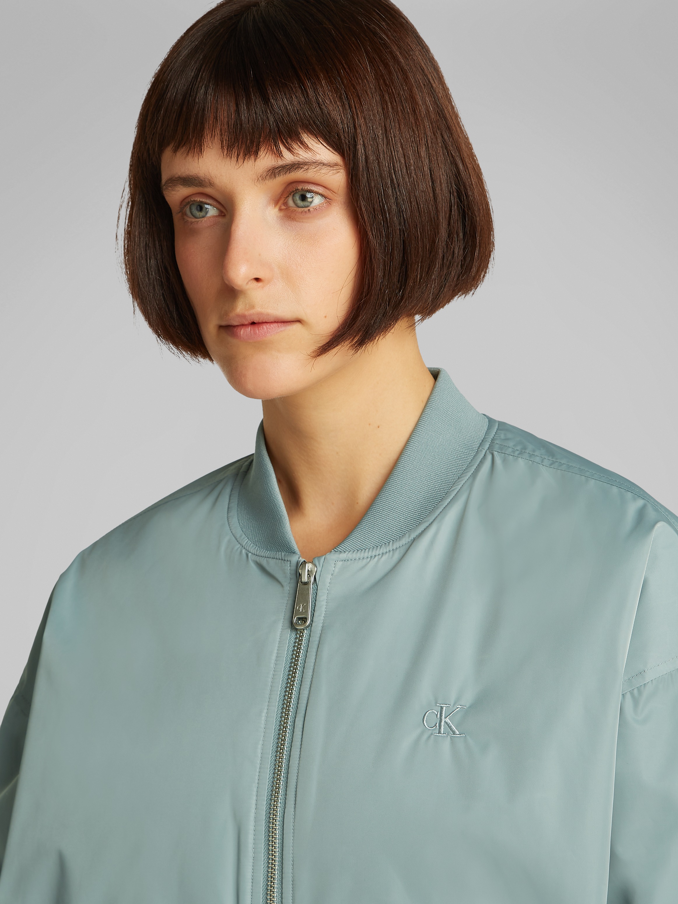 Calvin Klein Jeans Bomberjacke »LONG BOMBER«, mit Logodruck, Rumpfabschluss verengt durch Gummizug