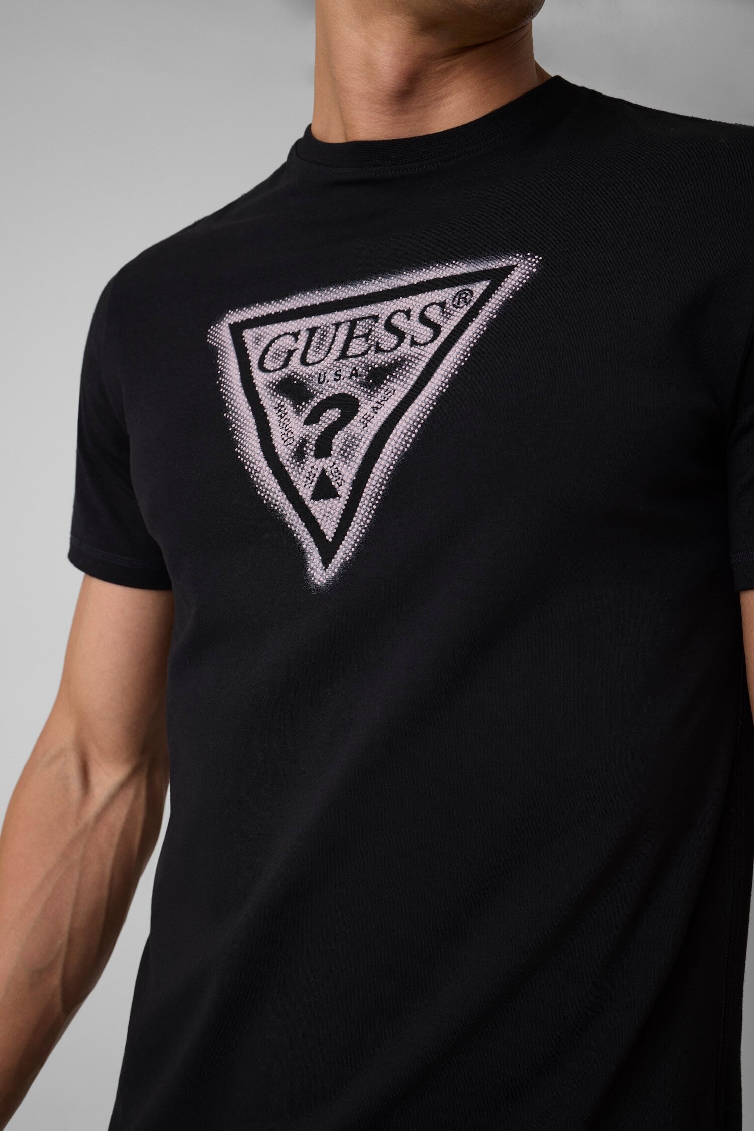 Guess T-Shirt »TRIANGLE SPRAY TEE« Rundhalsausschnitt, Baumwoll-Mix, Slim Fit