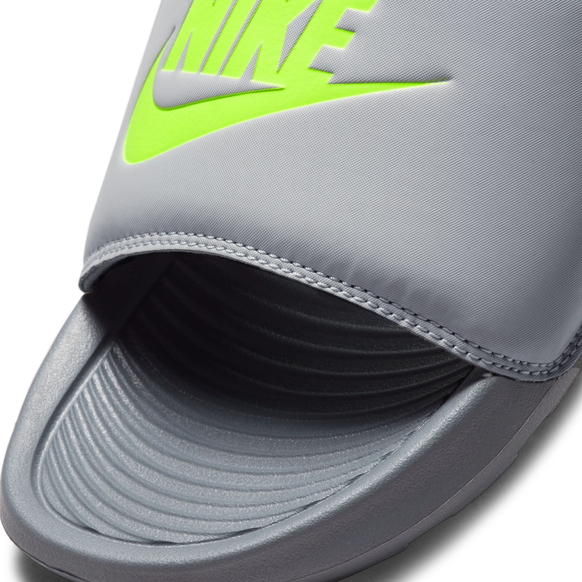 Nike Sportswear Badesandale »VICTORI ONE SLIDE«  Badelatschen