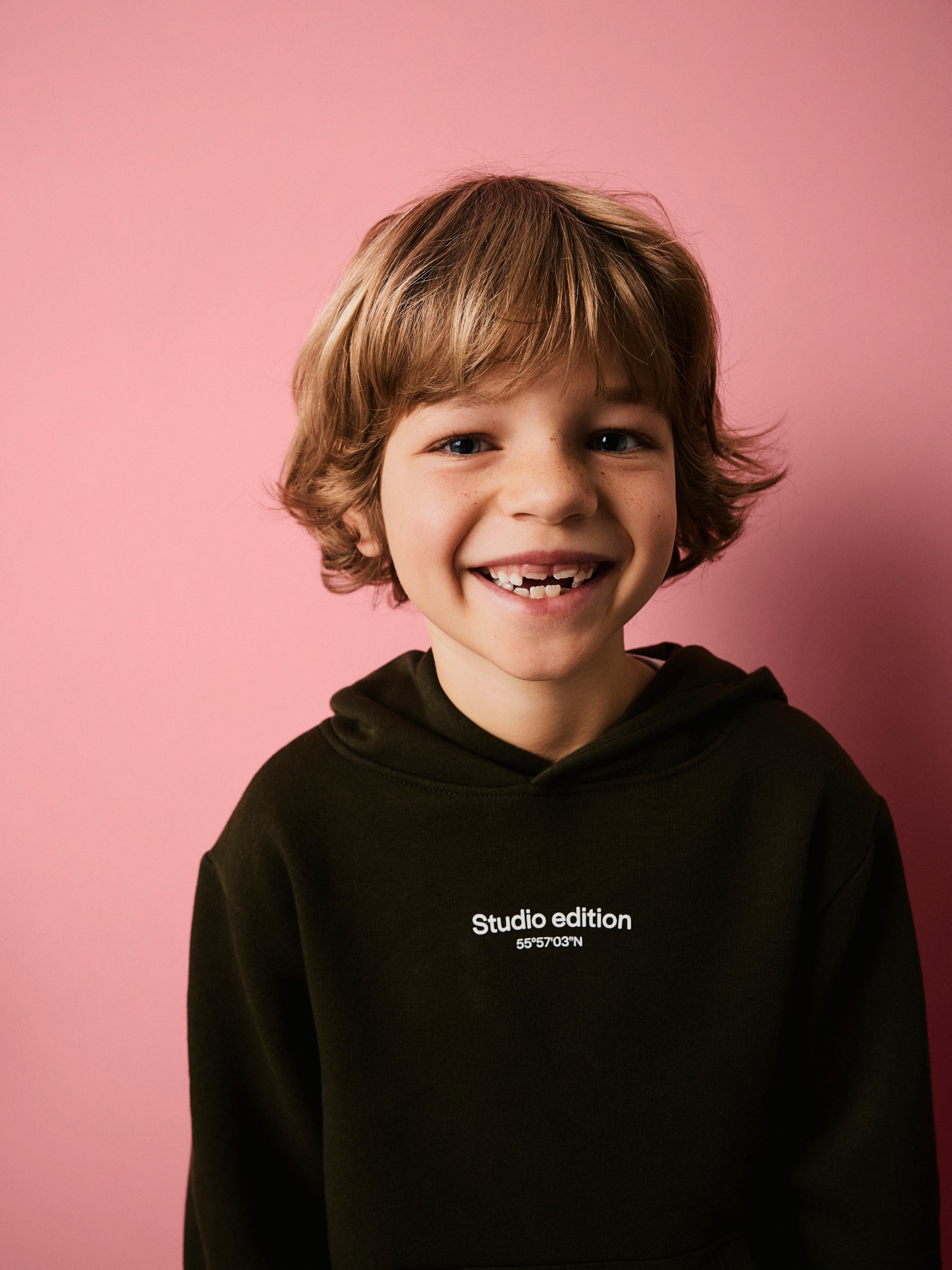 Name It Kapuzensweatshirt »NKMBRODY LS NREG SWEAT WH BRU NOOS«, mit kleinem Logoprint
